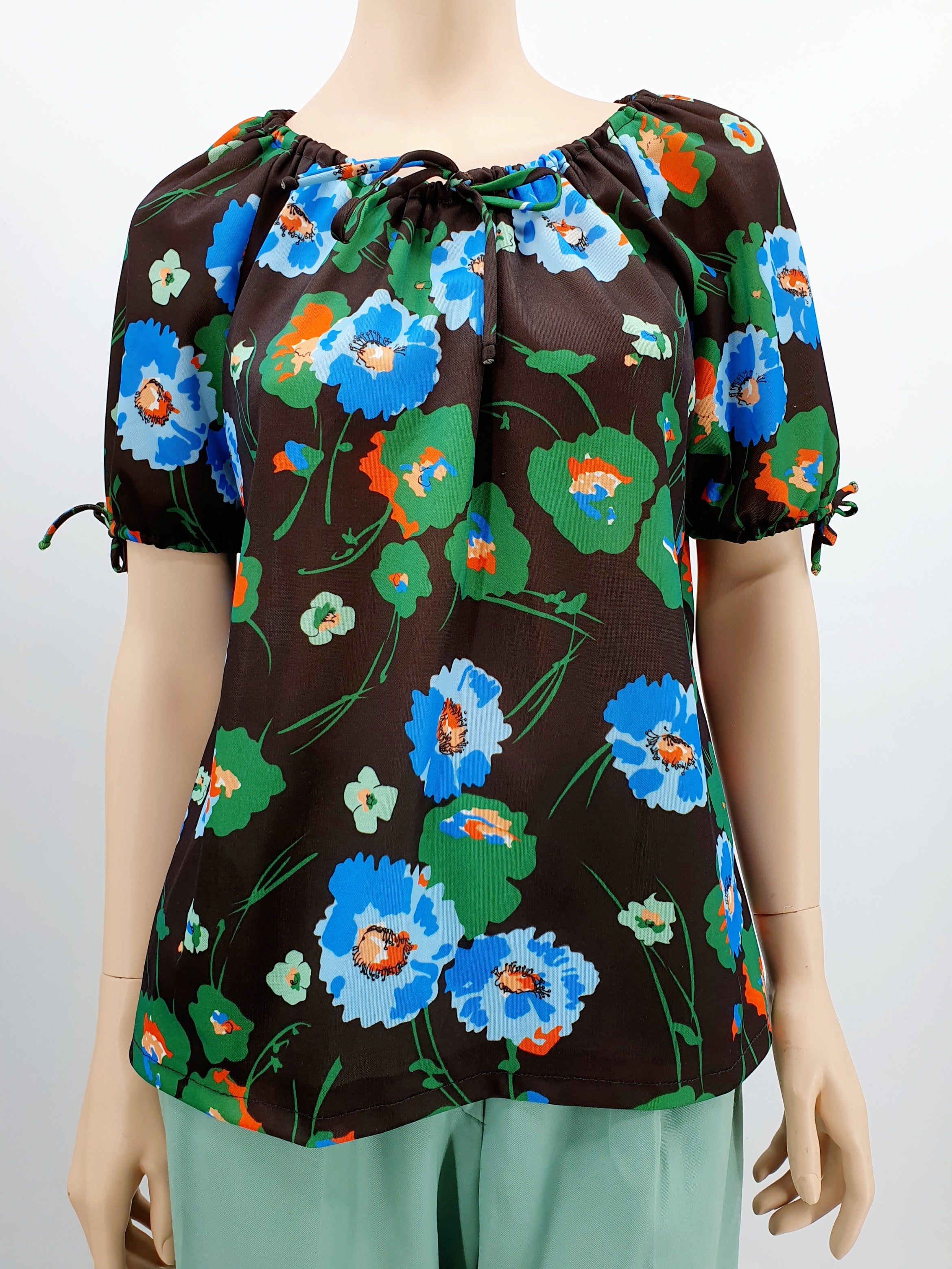 Lyhythihainen kukkapaita 70-luvulta, raglanhihat