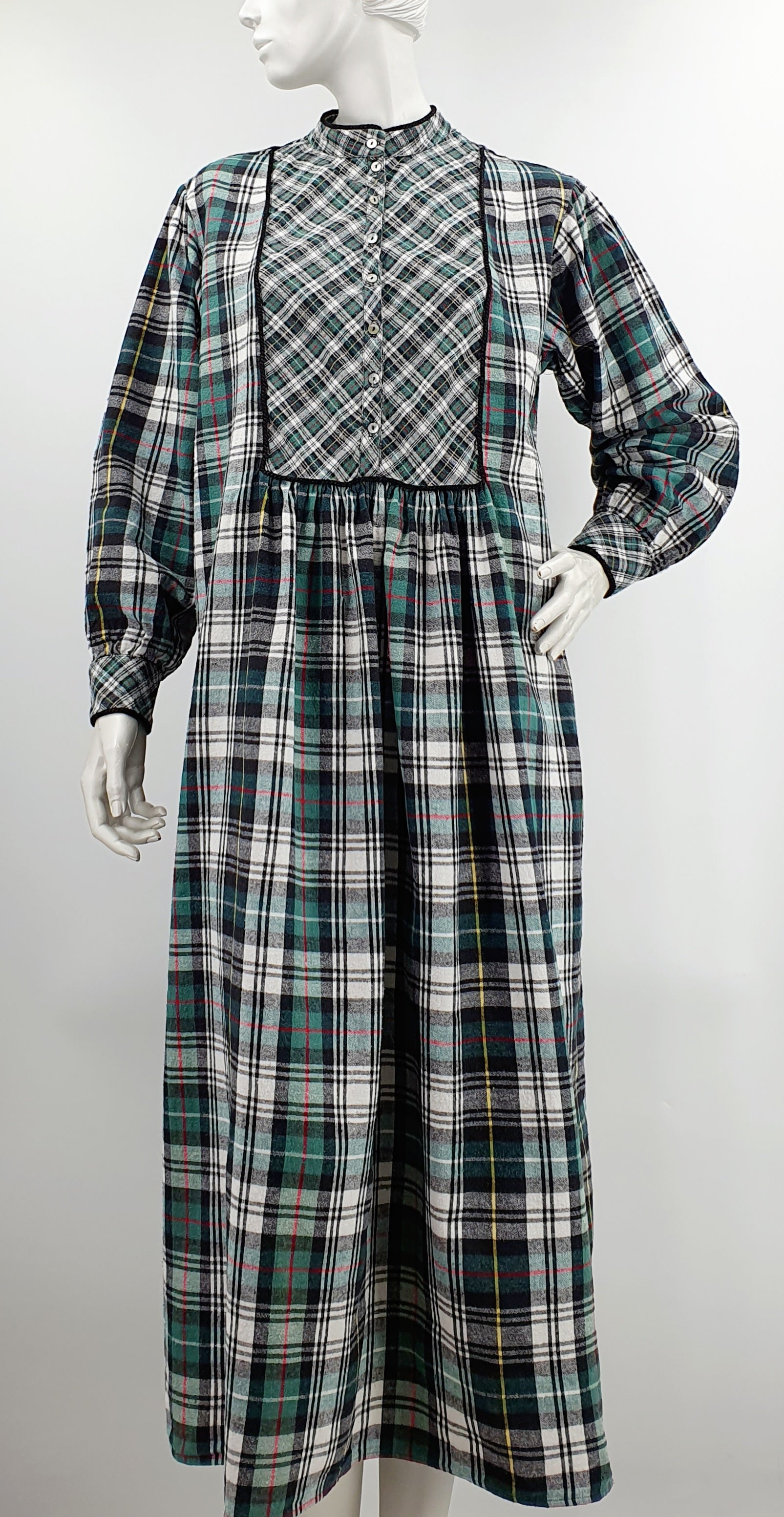 Eileen West plaid flannel dress or home outfit from the 90s, size 42