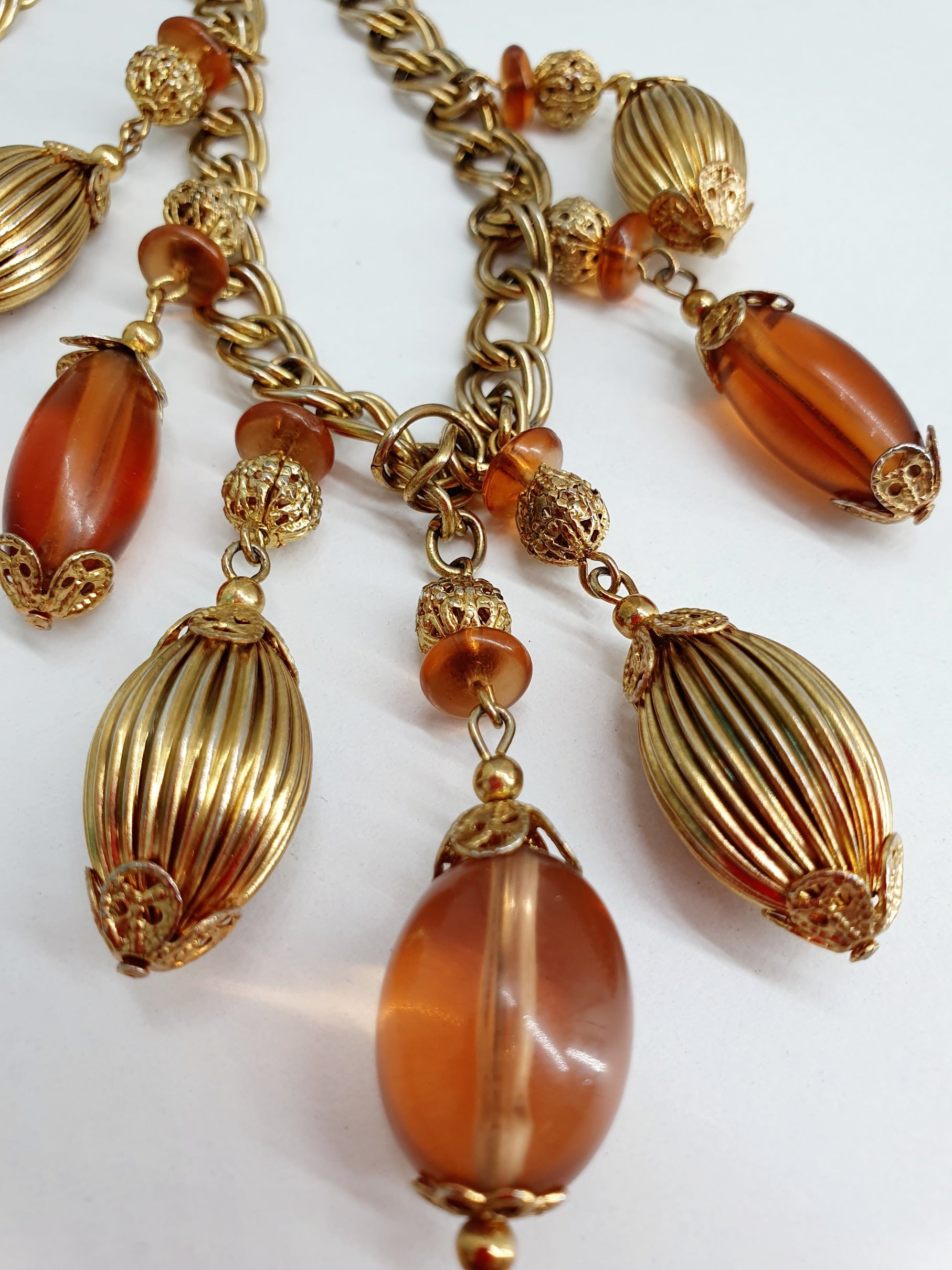 Kullanvärinen charm-kaulakoru, secondhand koru 90-2000-luvulta, lähikuva