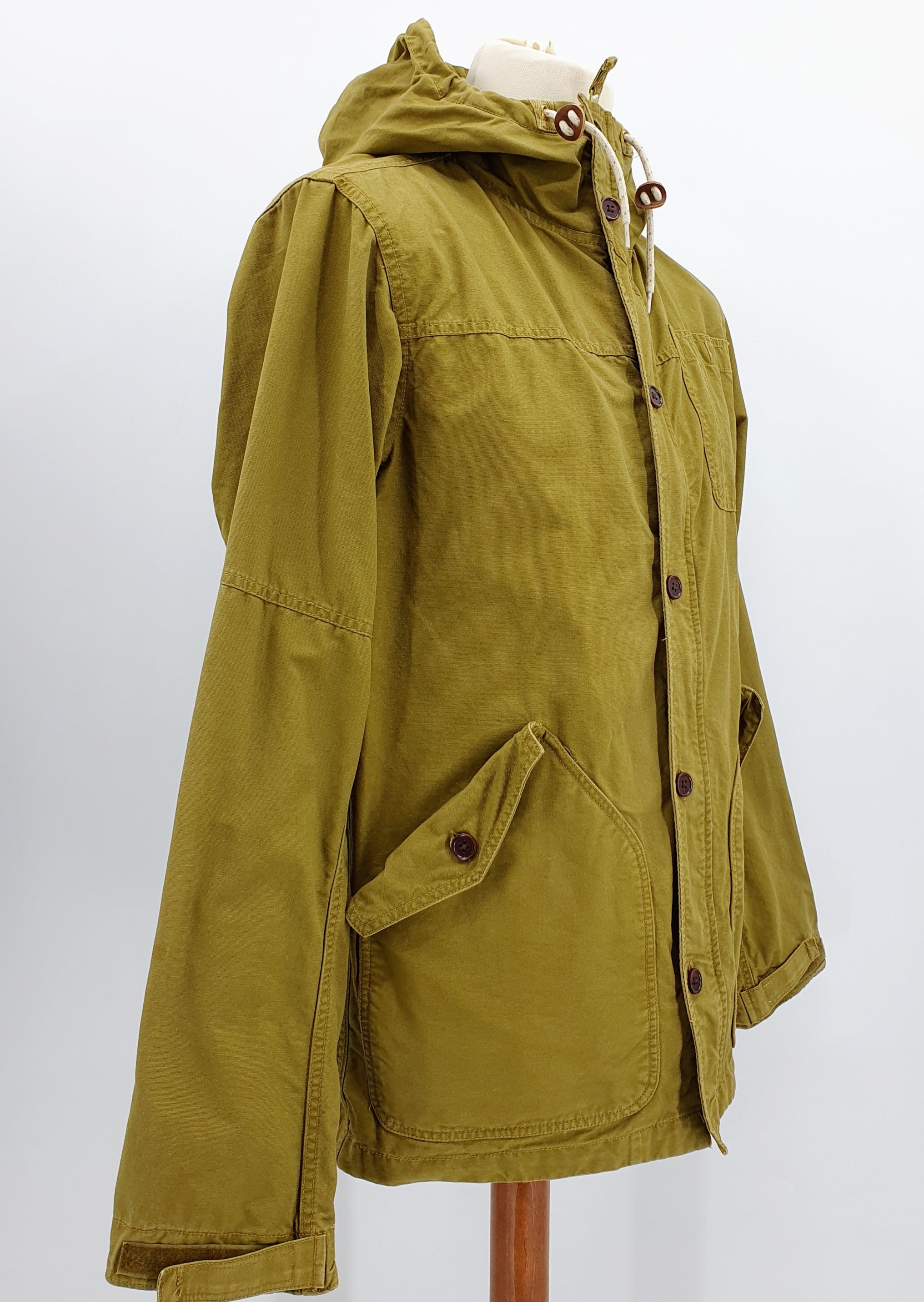 Burton, oliivinvihreä parkatakki miehelle, secondhand ulkoilutakki, kuva sivulta