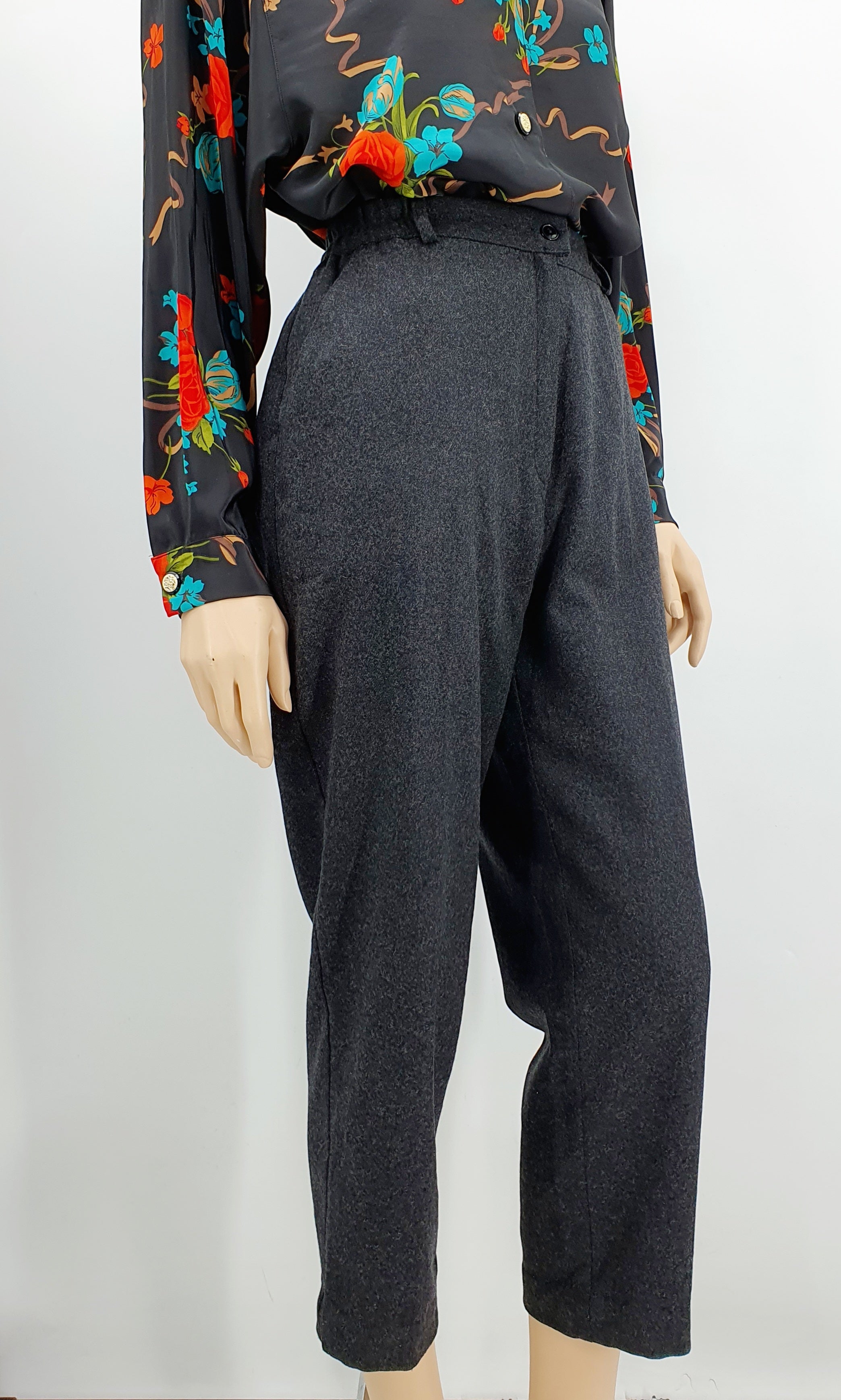 Naisten villasekoitehousut 90-luvulta, väri mustanharmaa, kuva sivulta