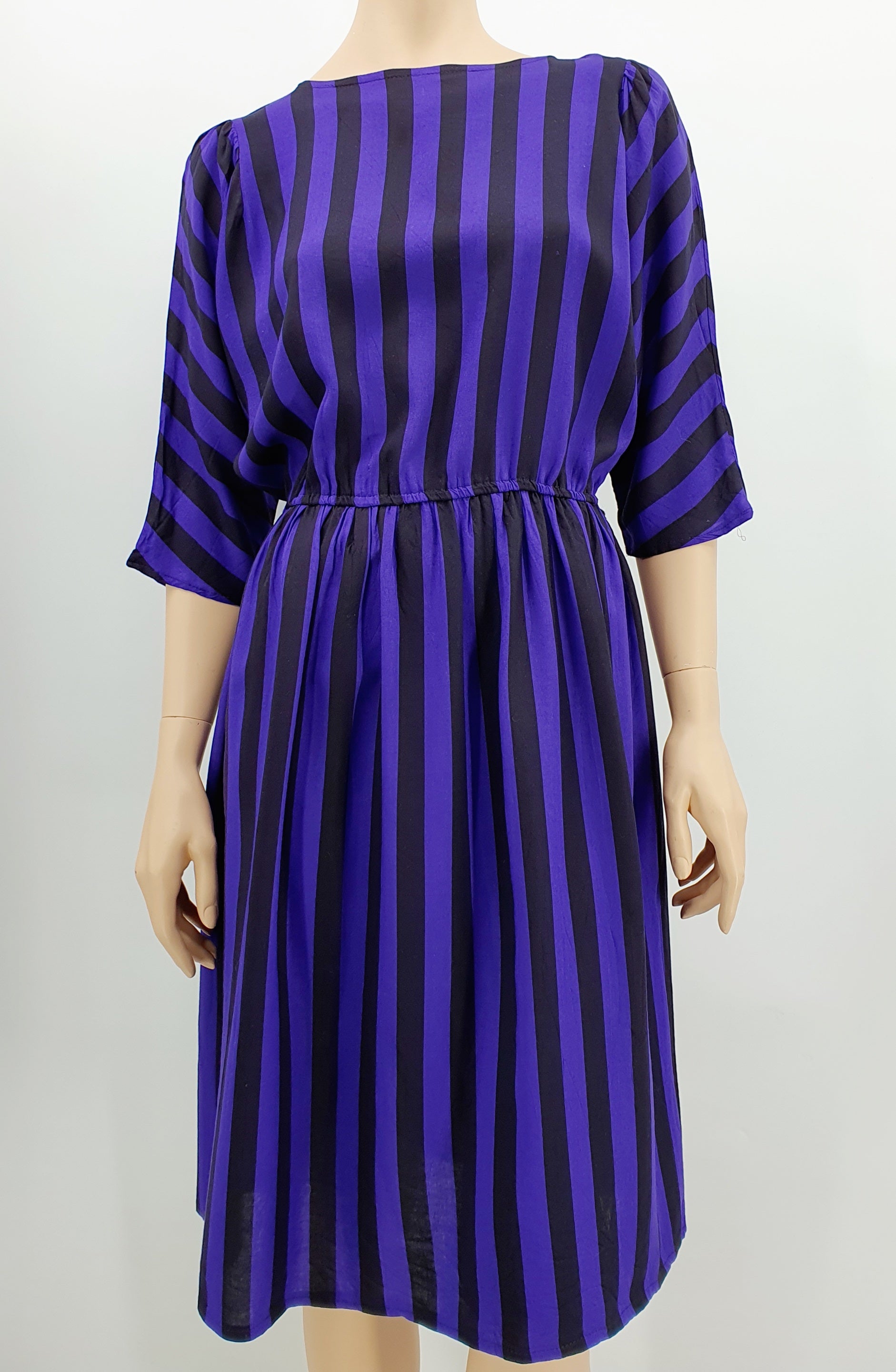 Raitakuvioinen viskoosimekko 80-luku lepakkohihat väri violetti/musta