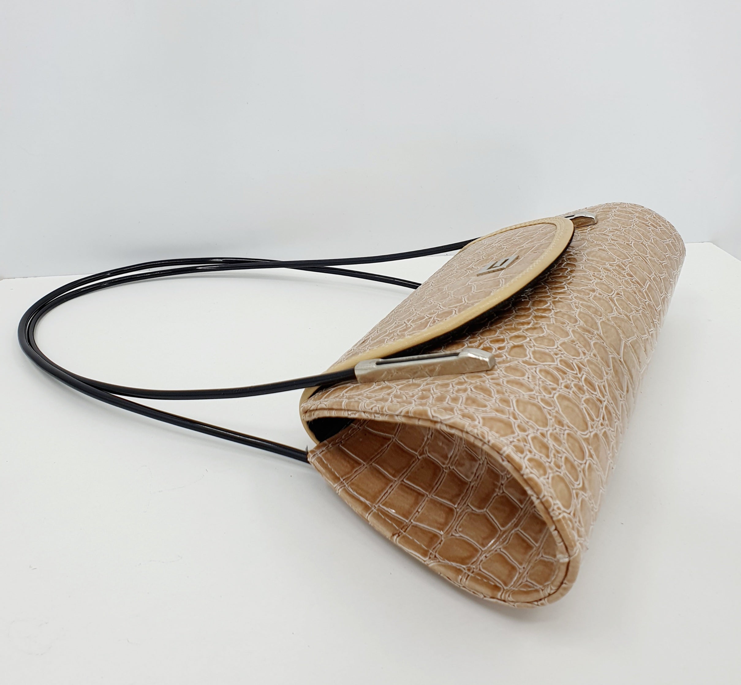 Kiiltonahkainen olkalaukku 2000-luvulta, väri beige, kuva sivusta