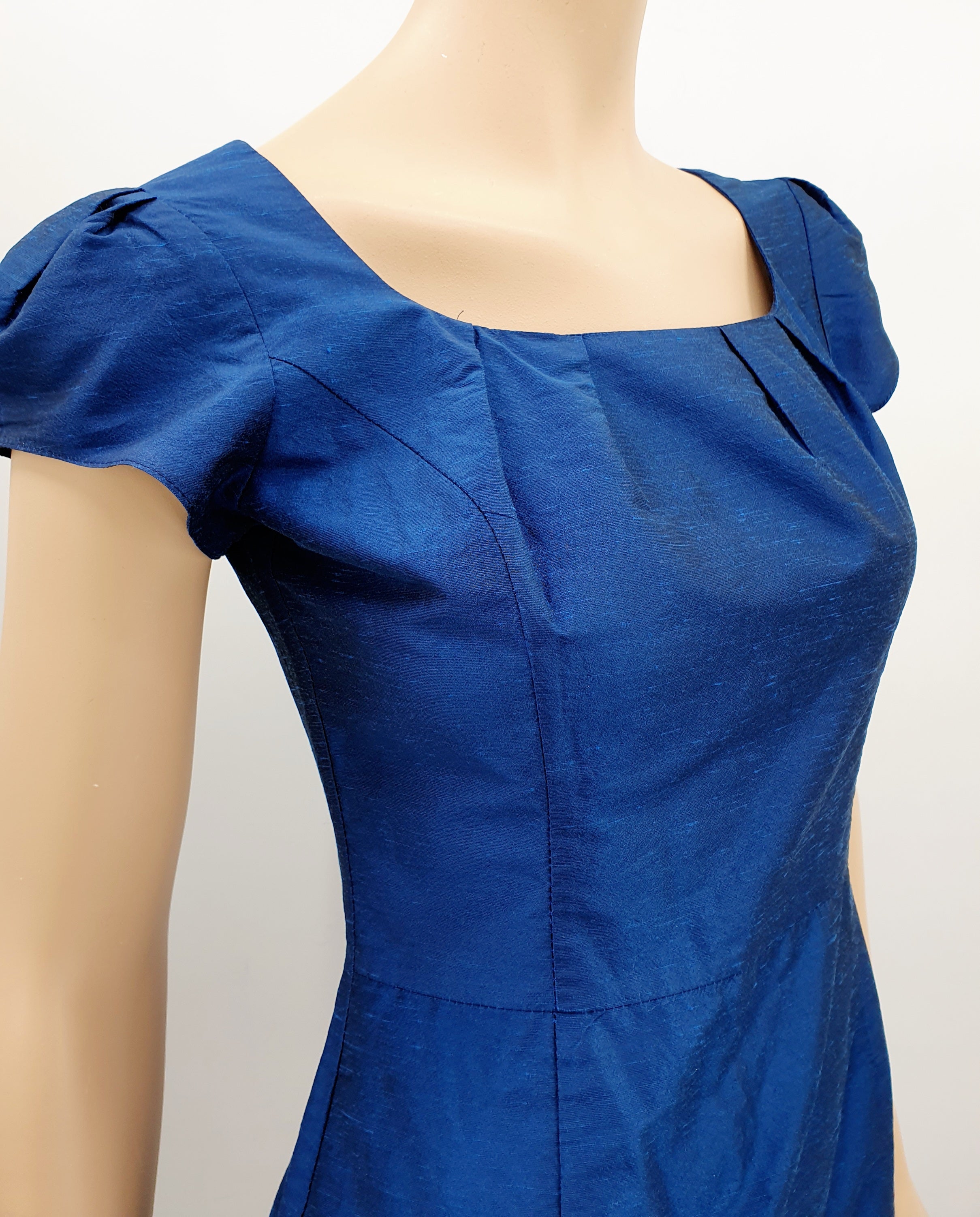 Tazzia, suomalainen juhlamekko 90-luvulta, väri tummansininen, kuva yläosasta