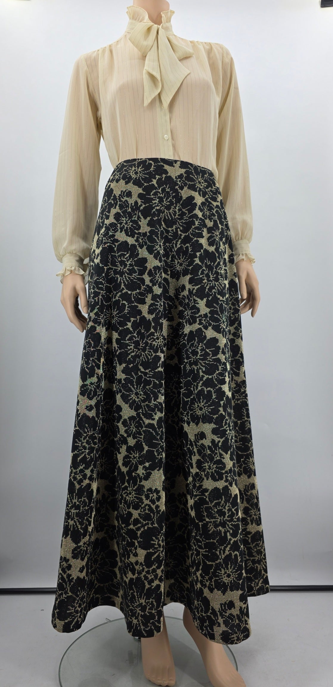 A-line maxi skirt from the 70s, color gold/black, waist 72cm, size 36/38