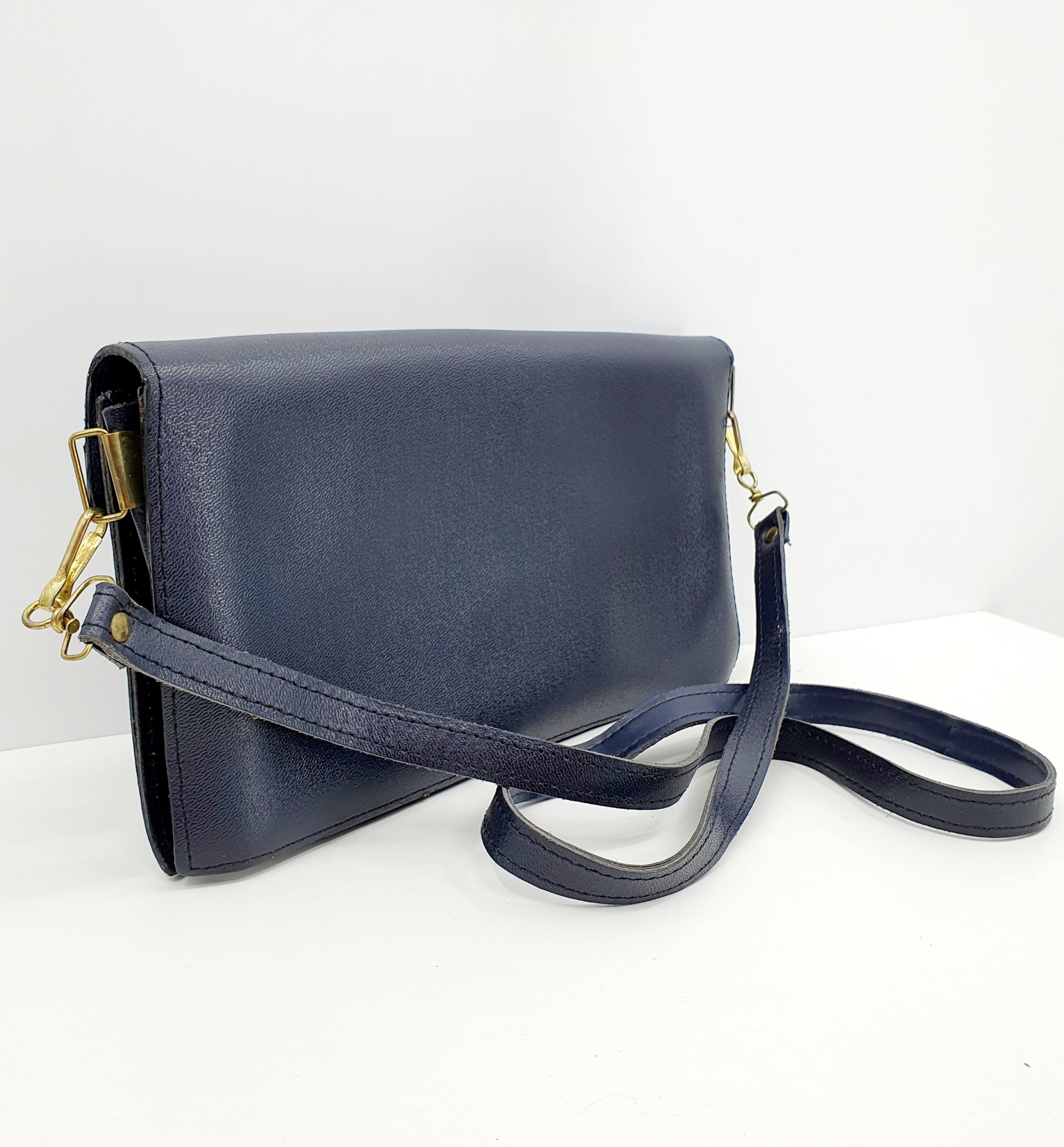 Tummansininen olkalaukku 70-luvulta, kuva takaa