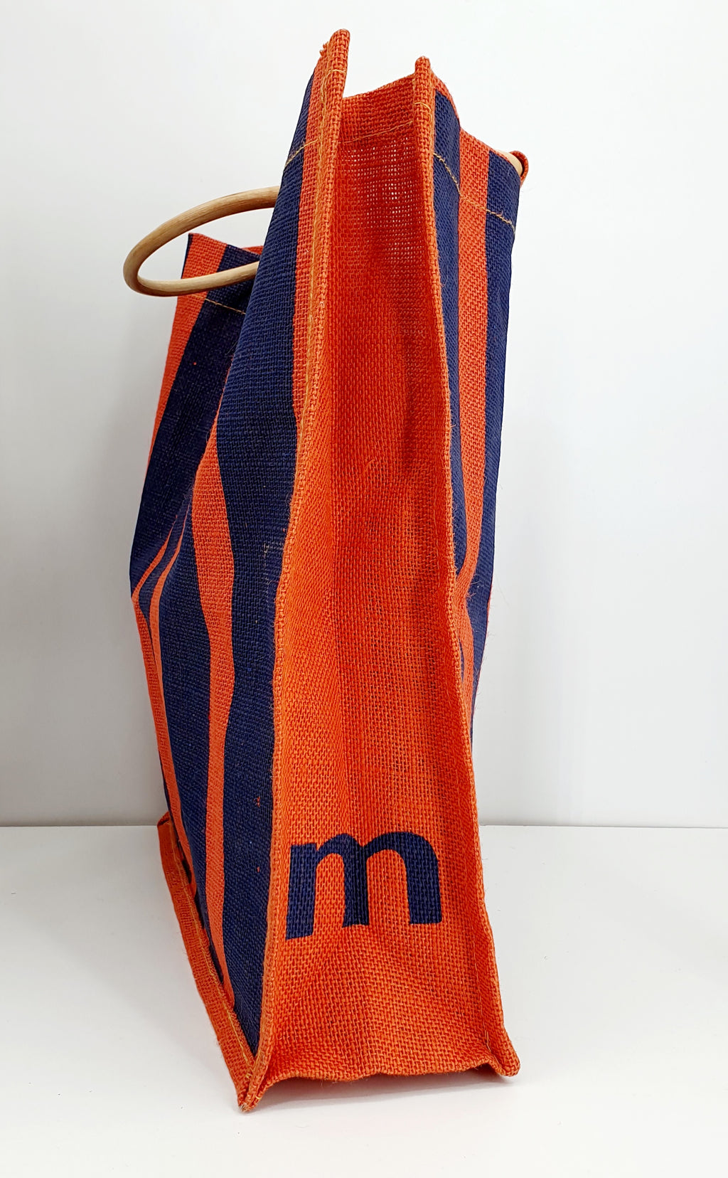 Raitakuvioinen juuttikassi, rottinkikahvat, kuva sivusta