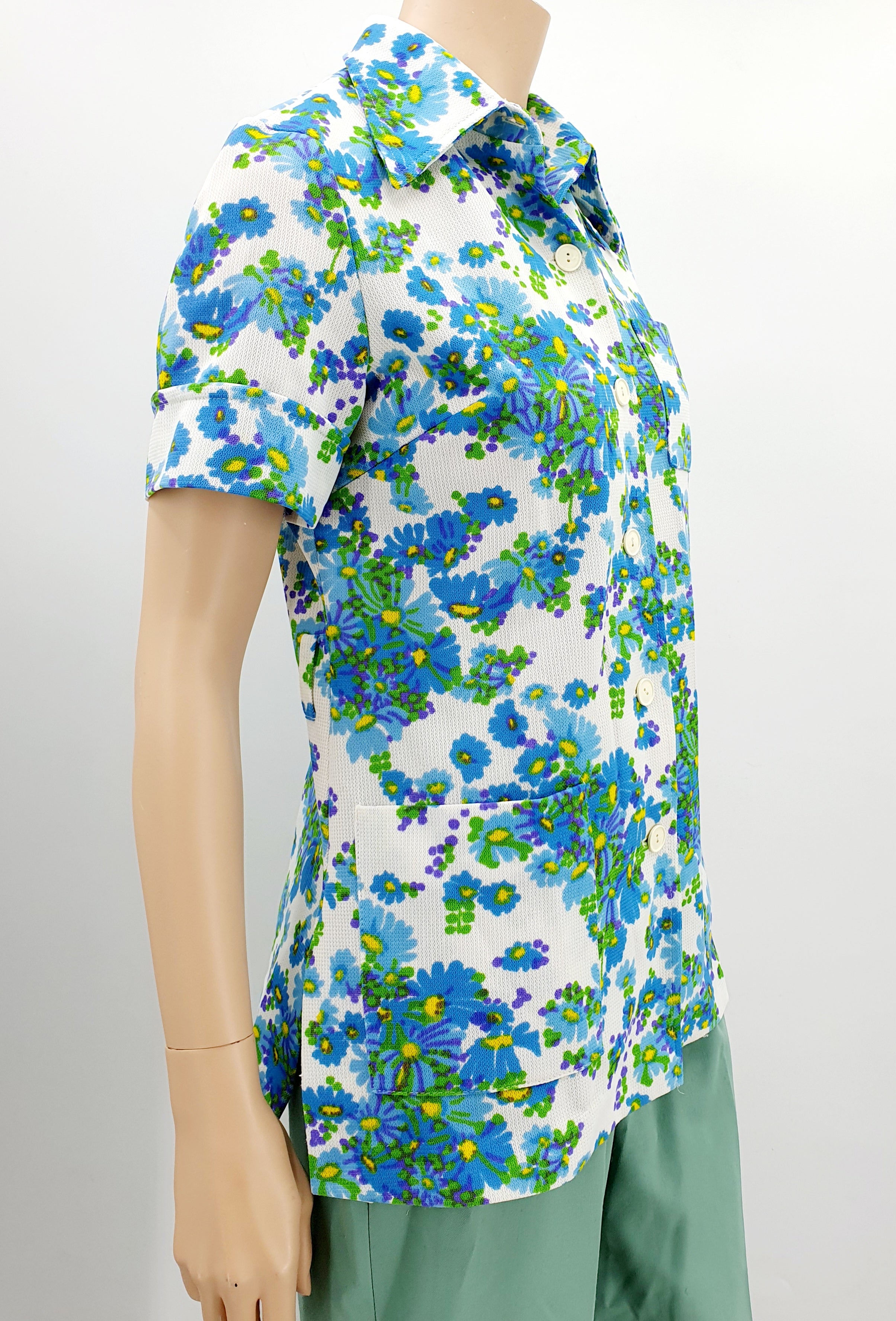 FinnKarelia, naisten retropaita 70-luvulta Lyhythihainen Kukkakuvio