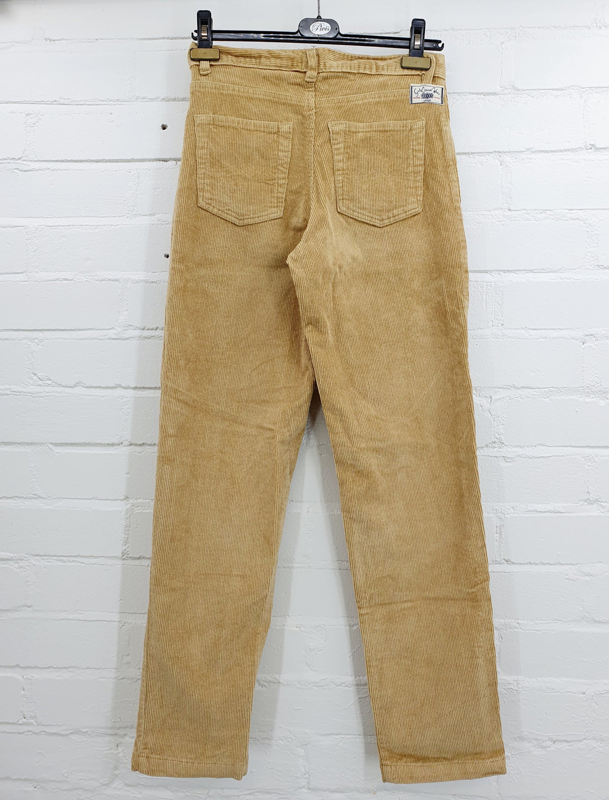 Beigen väriset vakosamettihousut, vintagesammarit 90-2000-luvulta, kuva takaa