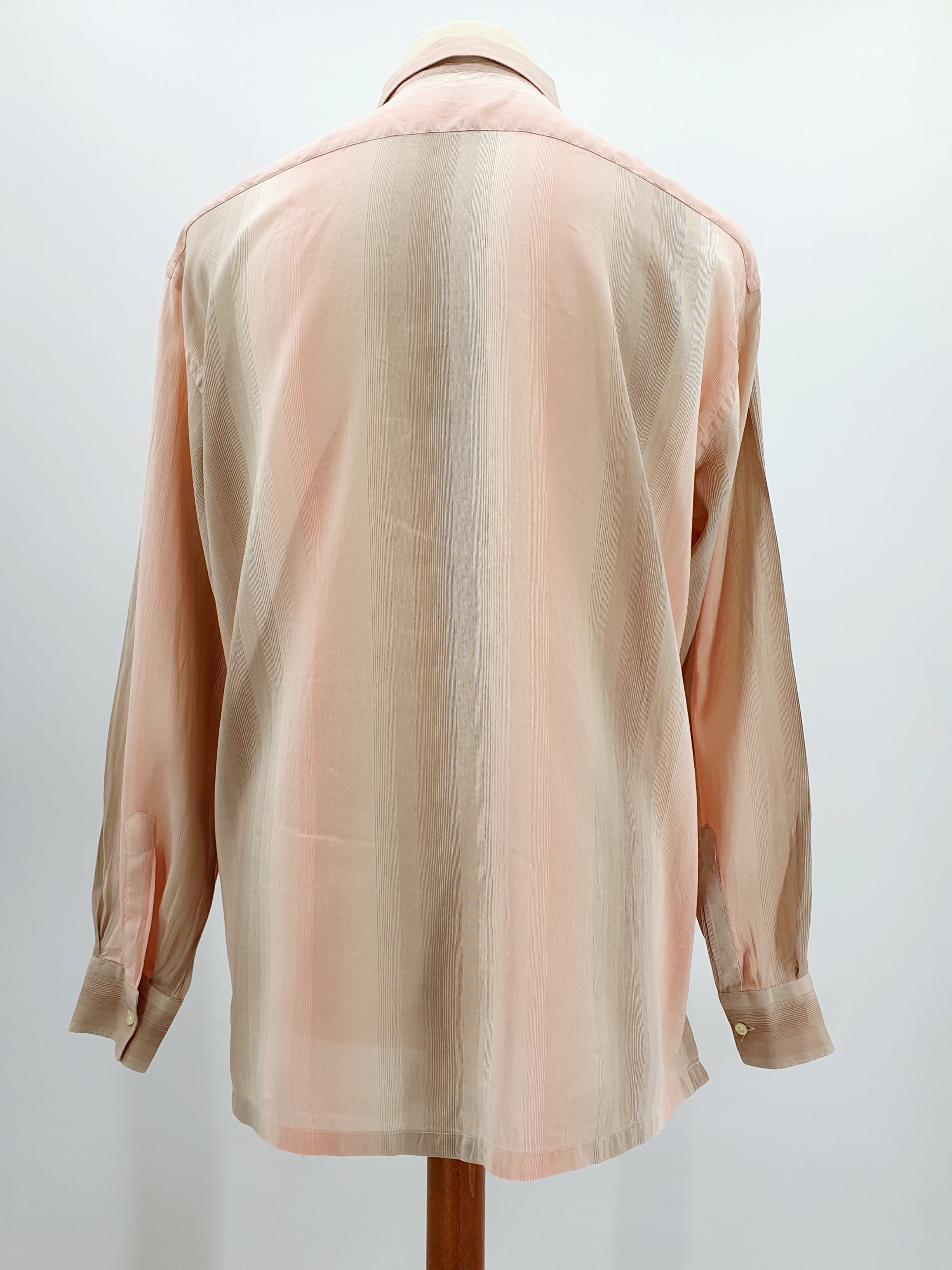 Hilton, vaaleansävyinen miesten vintage kauluspaita, 90-luku, materiaali puuvilla ja silkki, kuva selkäpuolelta