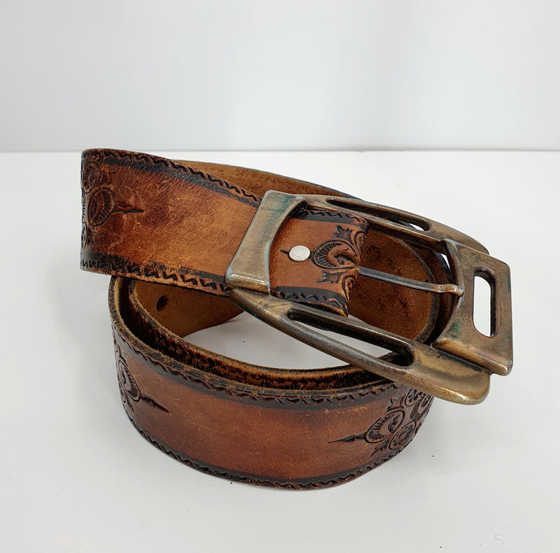 Leveä miesten vintagevyö 1960-luvulta, aitoa kuvioitua nahkaa