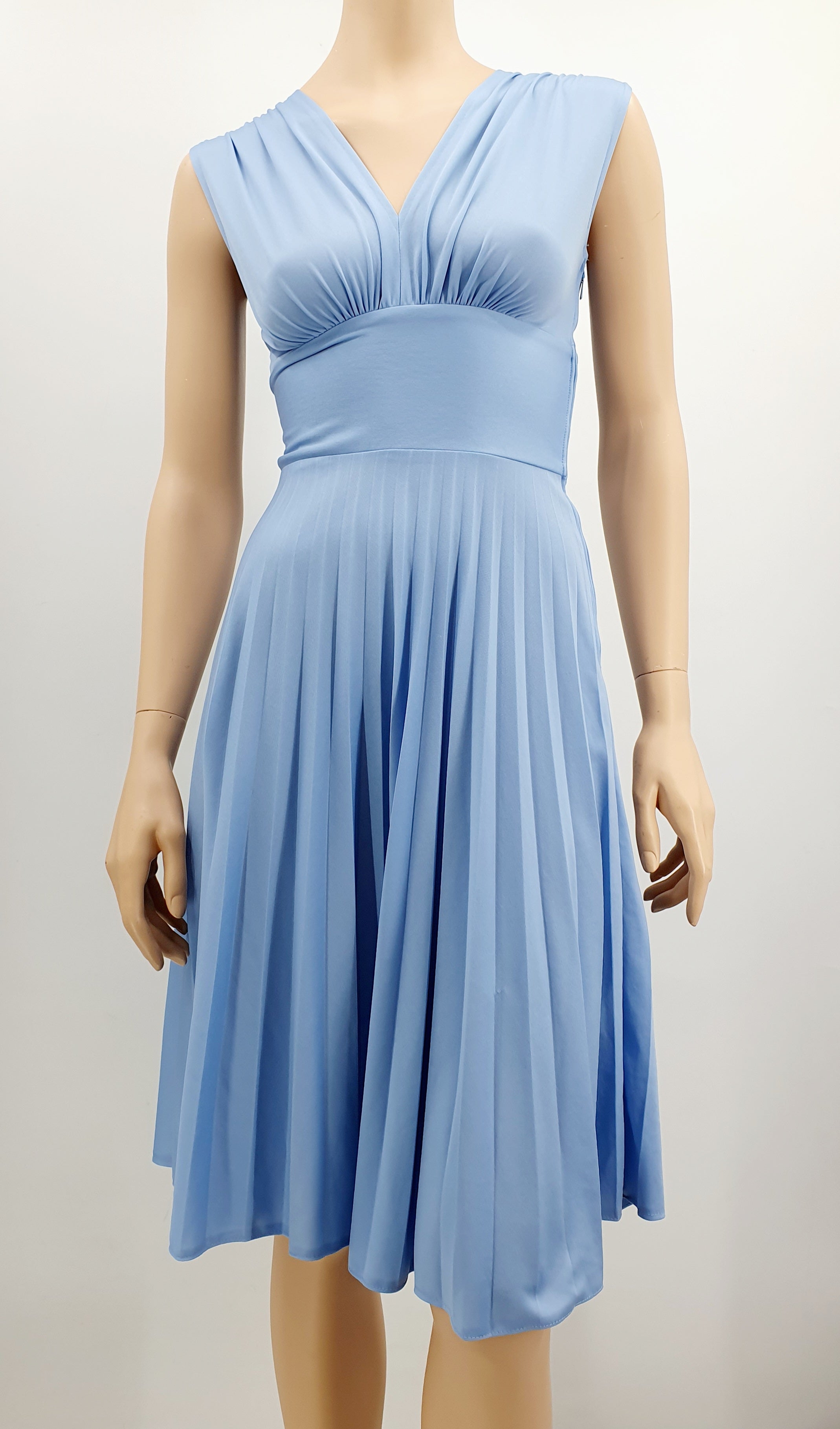 Vaaleansininen juhlamekko 80-luvulta, The Subway dress-tyylinen hihaton mekko