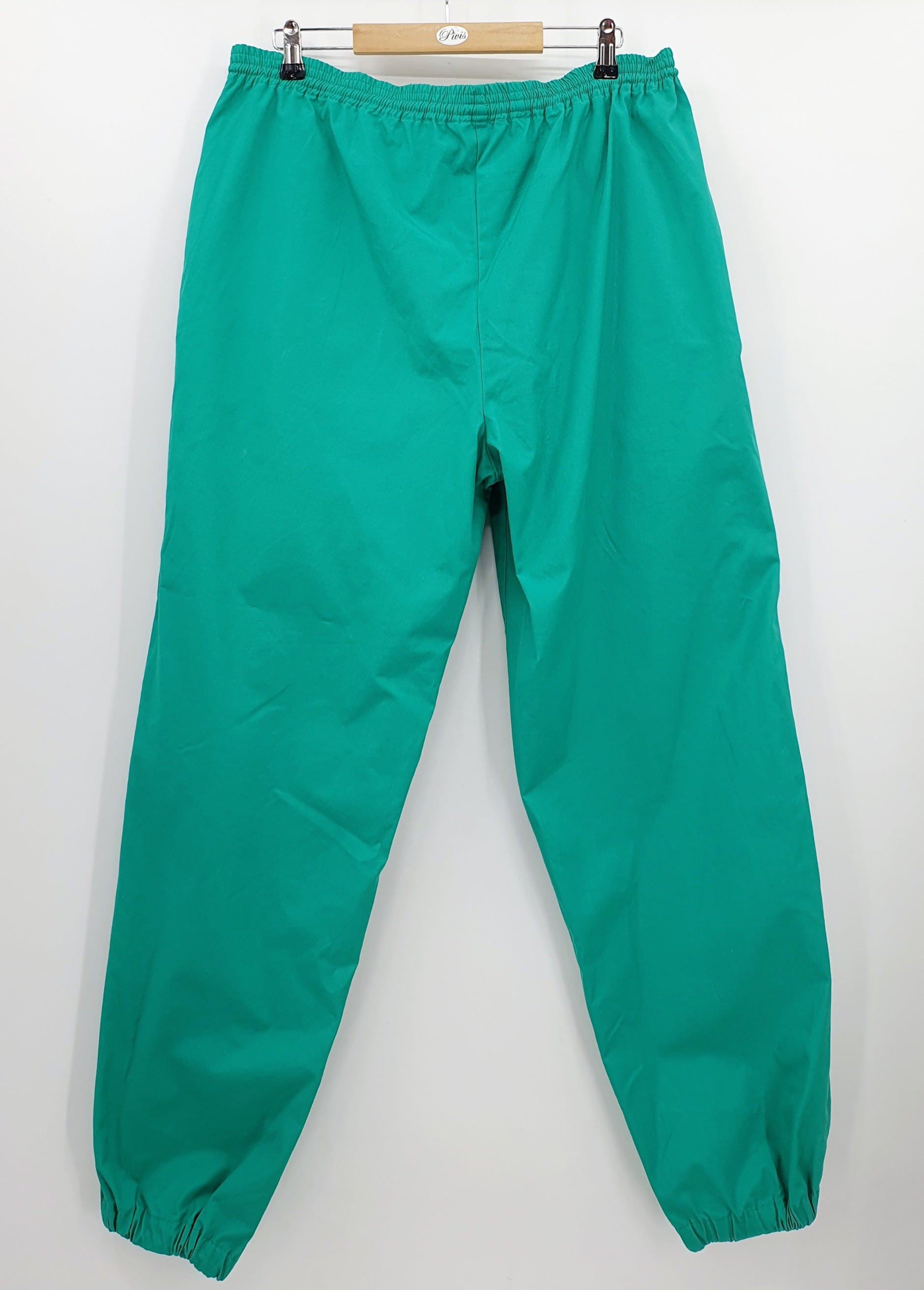 Vihreät ulkoiluhousut 90-luvulta, retrohousut, kuva takaa