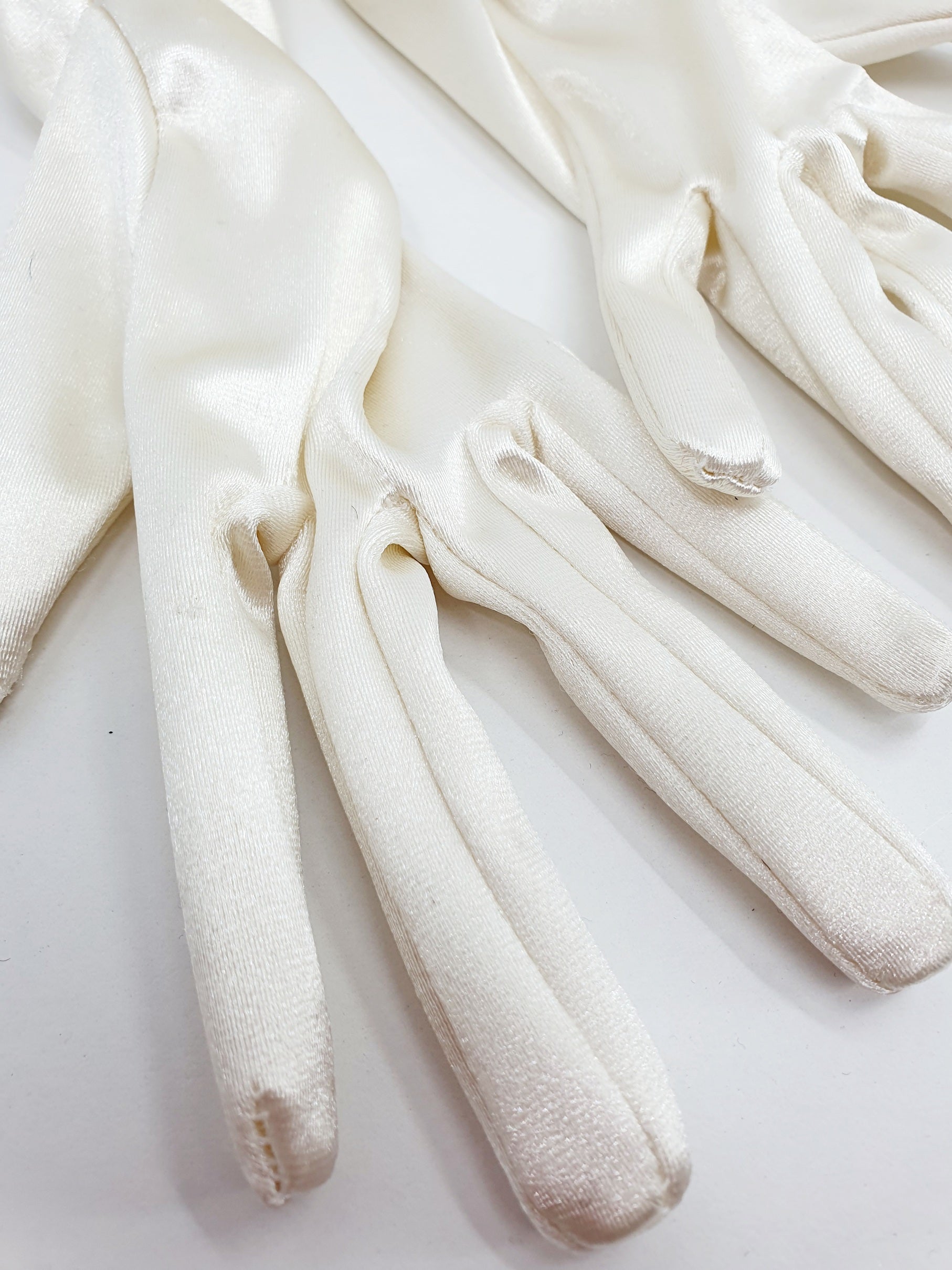 Luonnonvalkoiset pitkät juhlakäsineet 90-luvulta, lähikuva