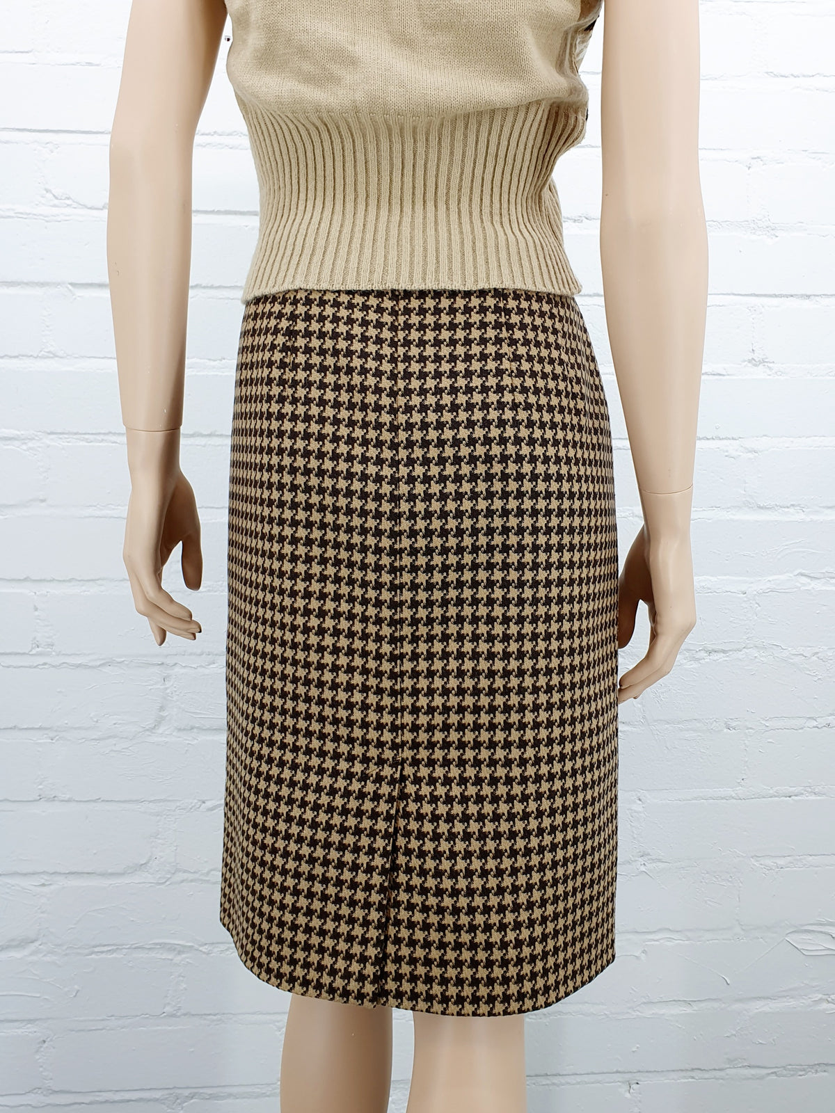 Kukonaskel-kuvioinen vintagehame 90-luvulta, värit beige-ruskea, kuva takaa