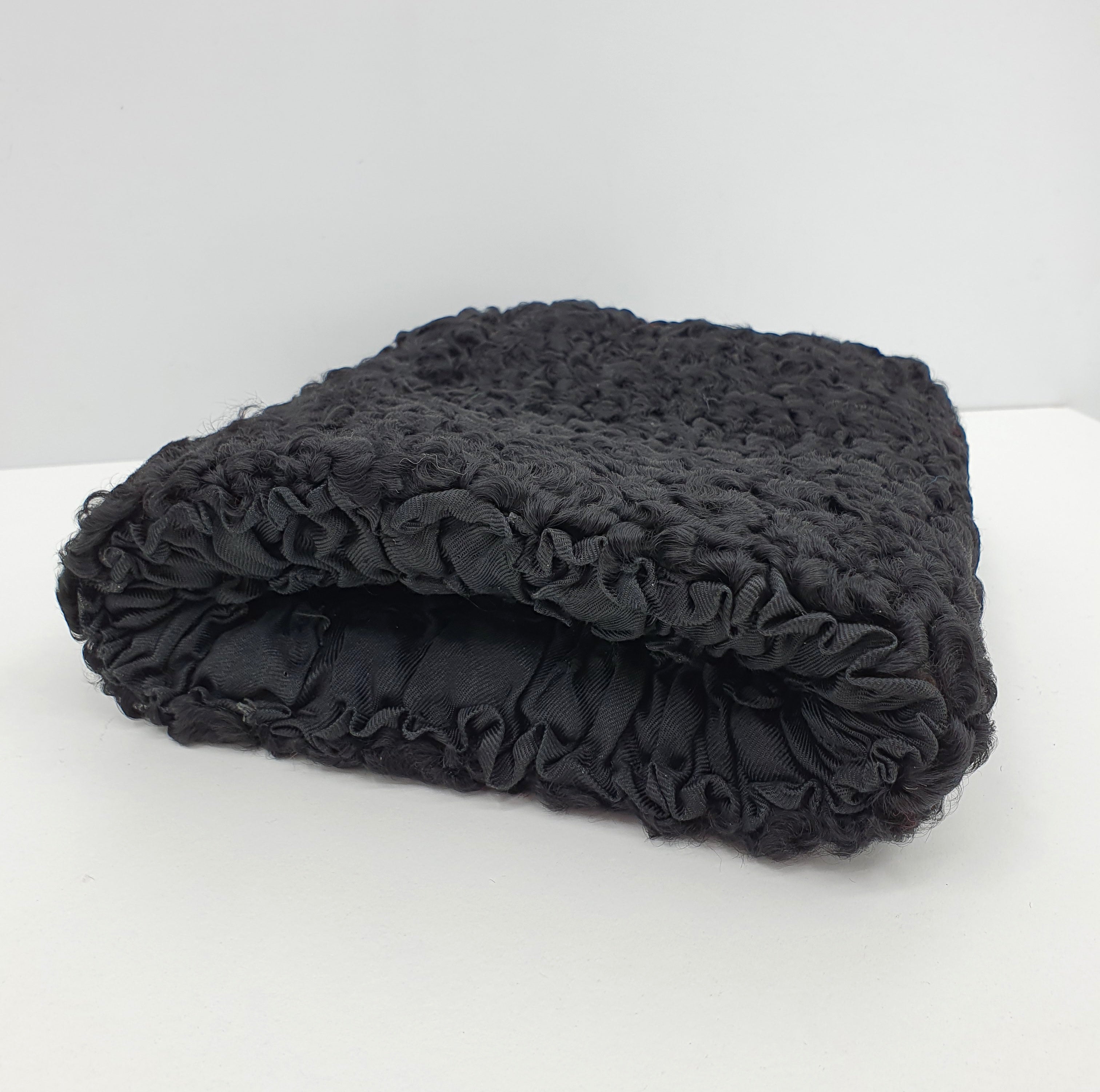 Musta krimiturkismuhvi kädenlämmitin 1930-luku Kuva sivulta