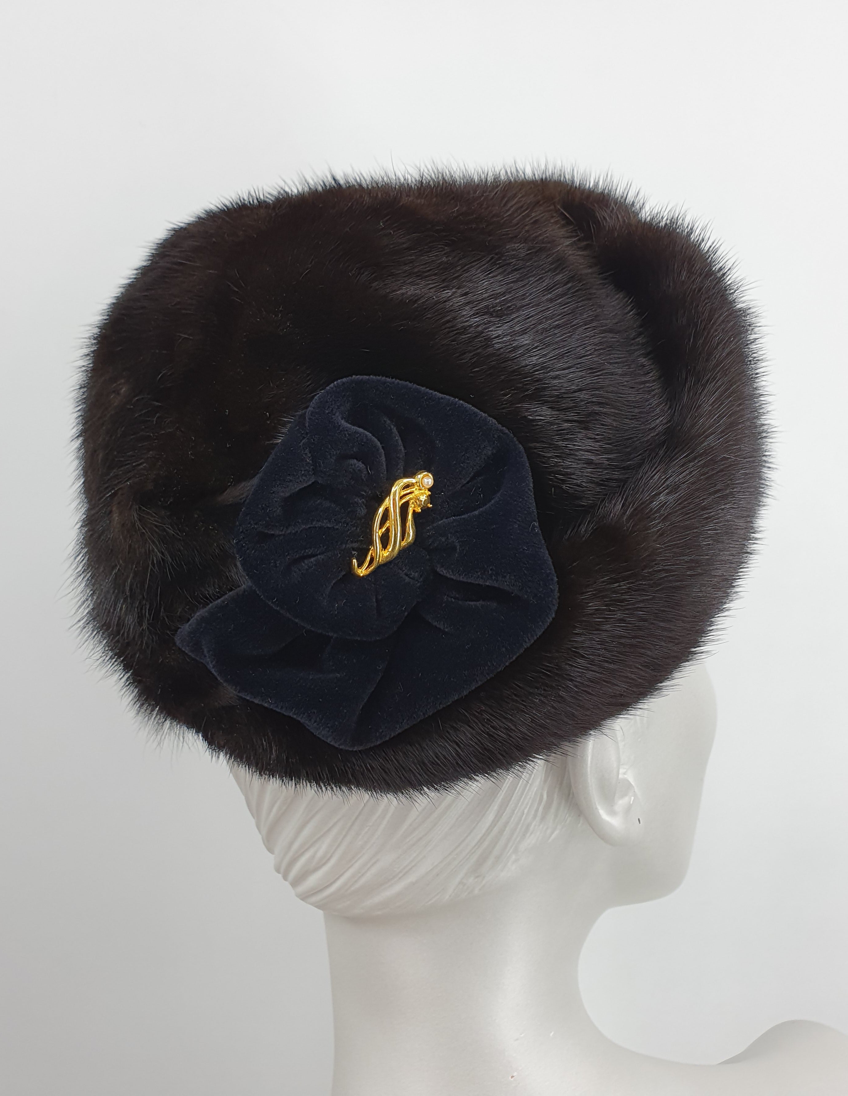 Dark genuine fur hat with velvet rosette, from the 80s, 58cm