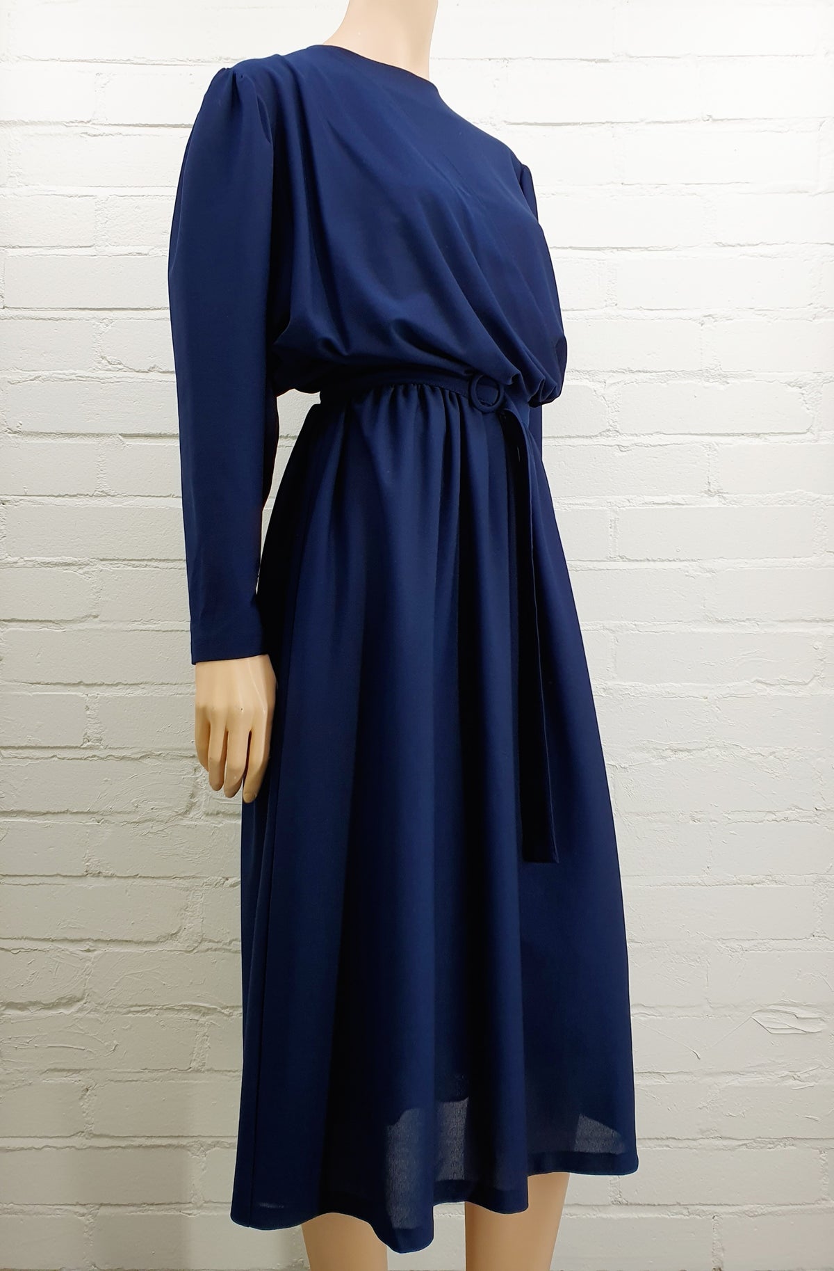 Tummansininen suomalainen vintagemekko 80-luvulta, sisältää vyön, kuva sivulta