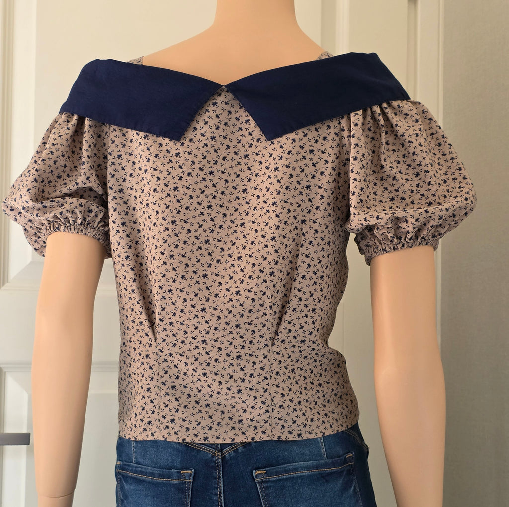Carissa, short-sleeved floral shirt with shawl collar, size 36