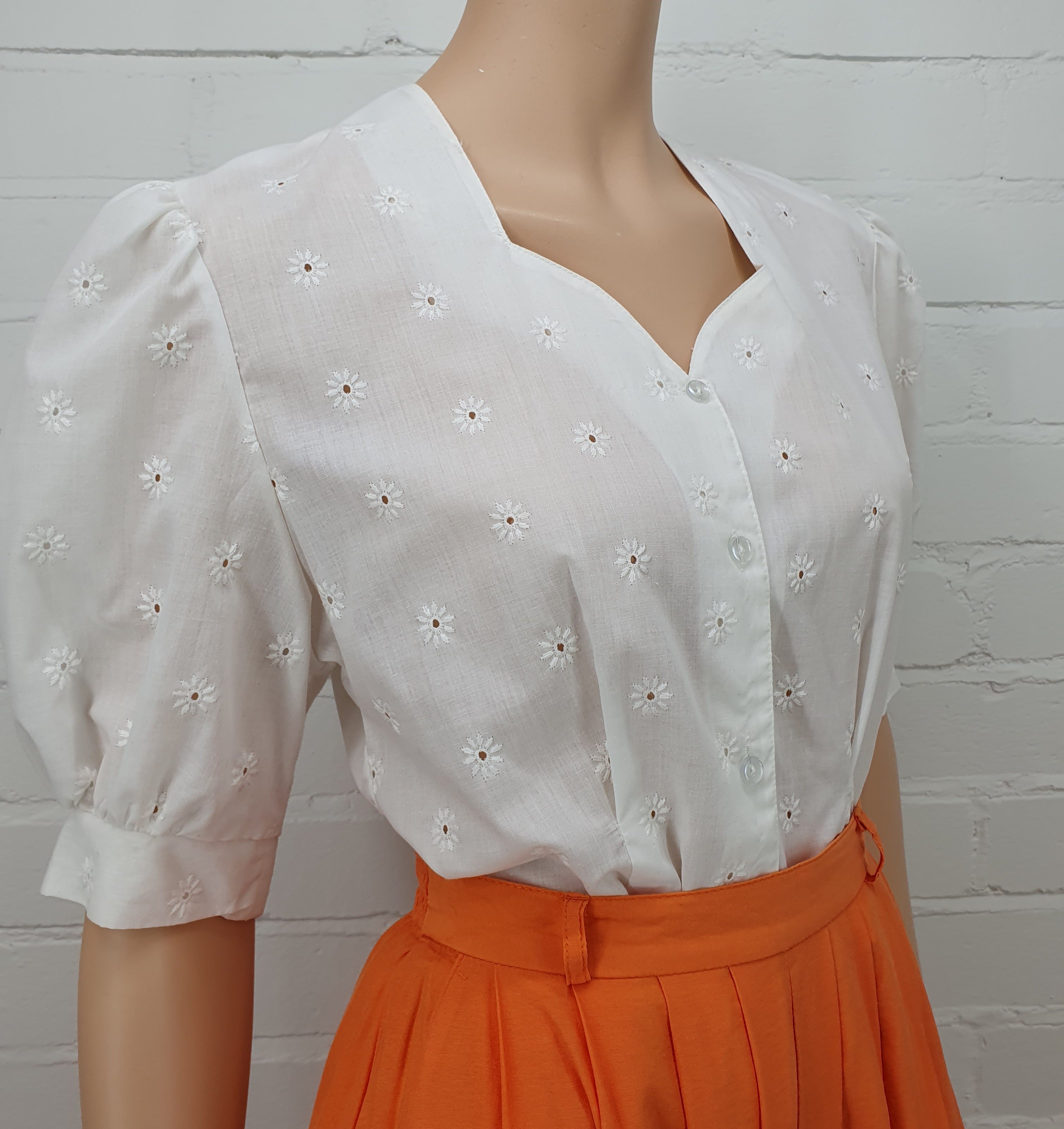 Valkoinen lyhythihainen vintage juhlapusero 90-luvulta, brodeeratut kukkakuviot, kuva sivulta