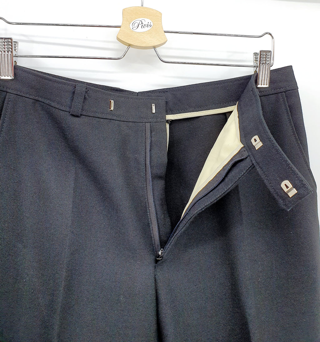 Tuomi, mustat suorat juhlahousut miehelle, 80-luku, kuva vyötäröstä