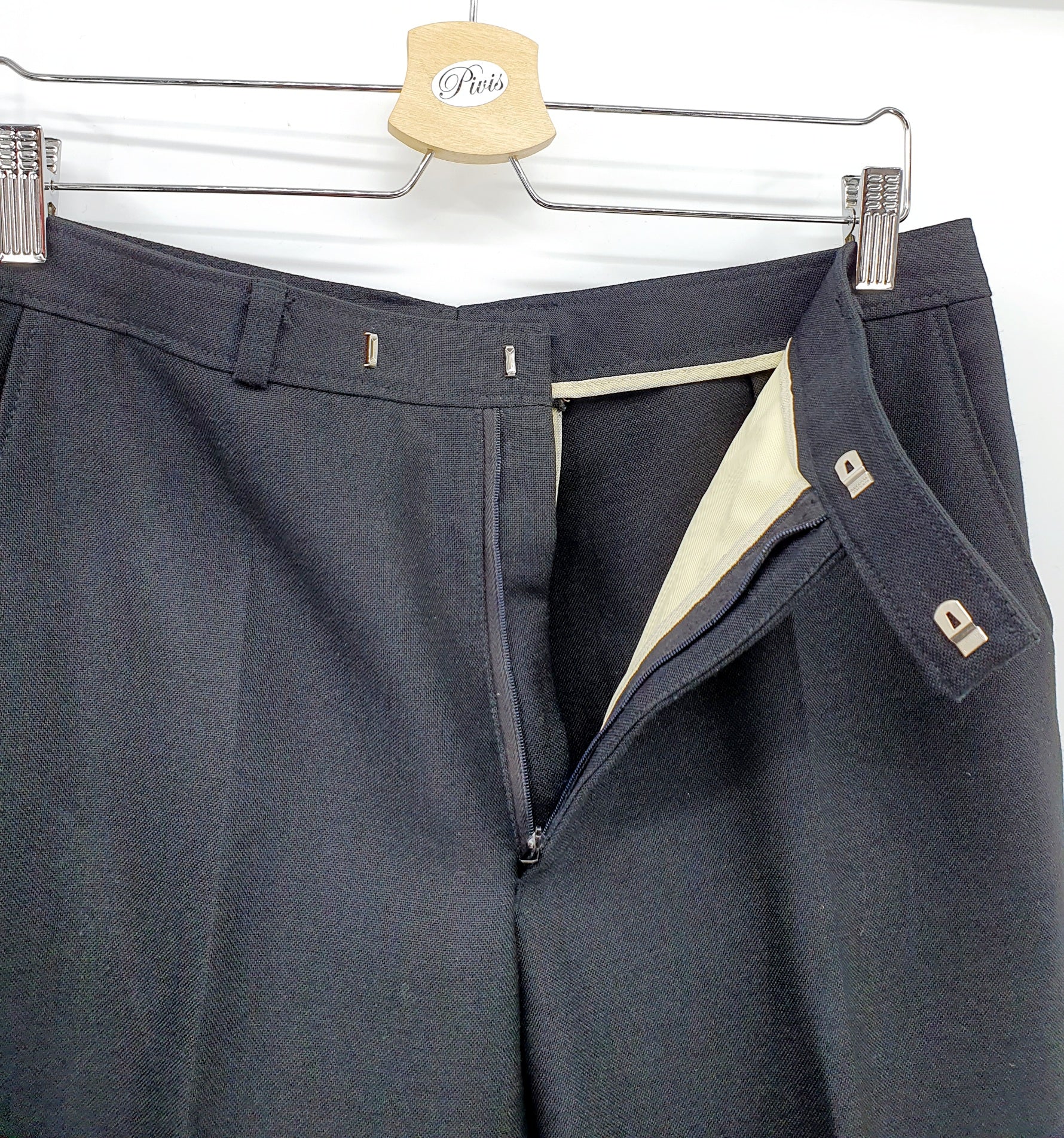 Tuomi, mustat suorat juhlahousut miehelle, 80-luku, kuva vyötäröstä