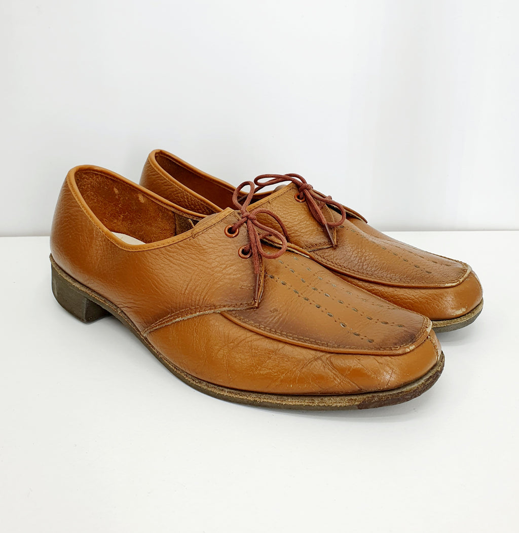 Ruskeat vintage nauhakengät 1950-60-luvulta, kuva sivulta