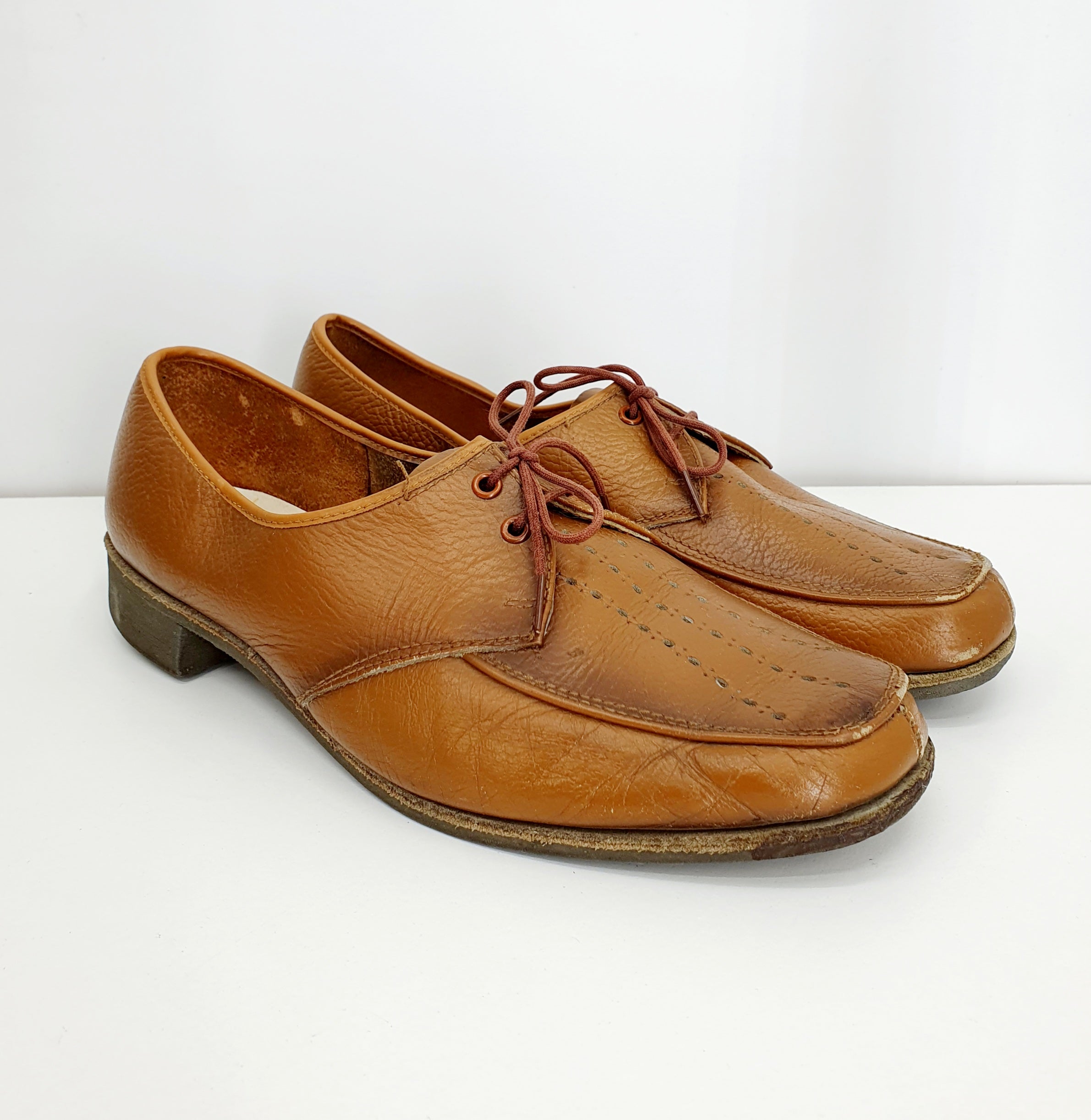 Ruskeat vintage nauhakengät 1950-60-luvulta, kuva sivulta