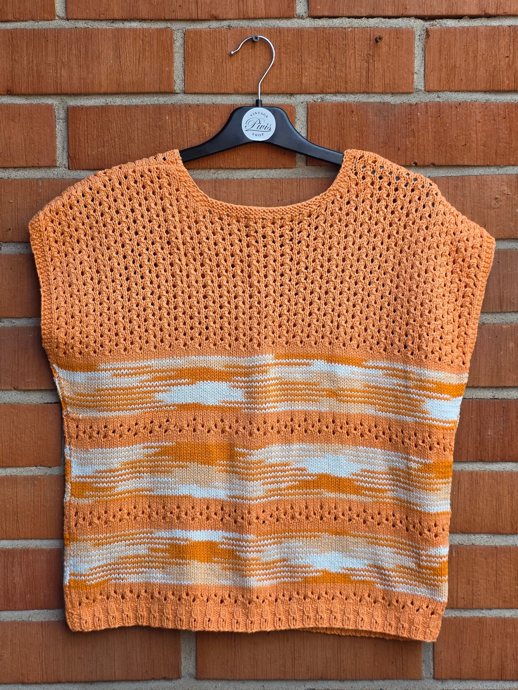 Light orange knitted top, size 40-42