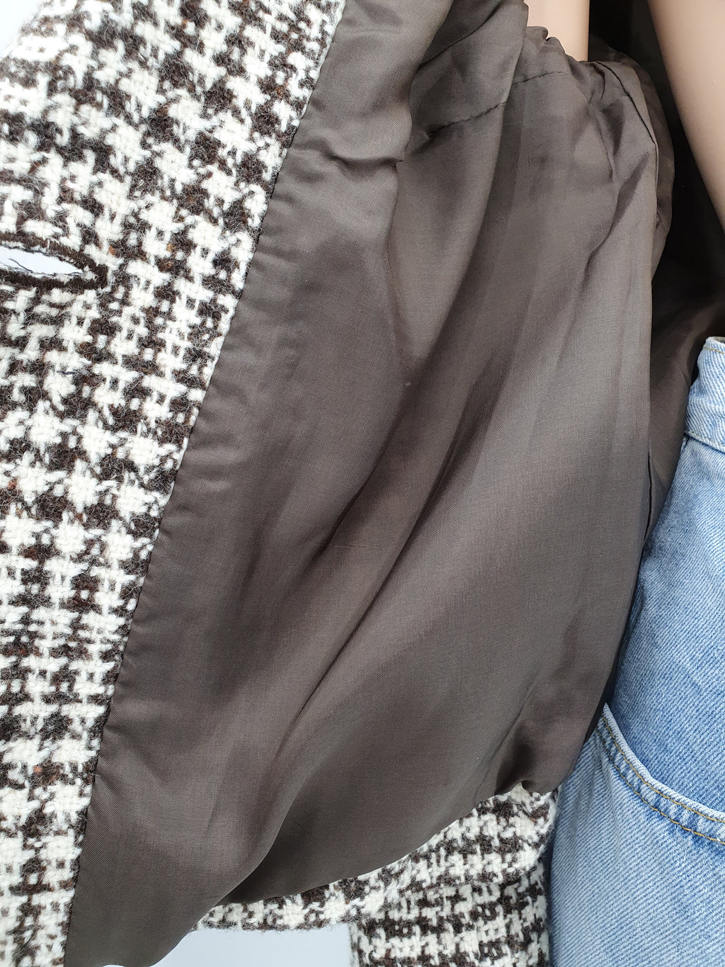 Ruskea-valkoinen villasekoitejakku 1950-60-luvulta, ruutukuviointi, kuva vuorikankaasta