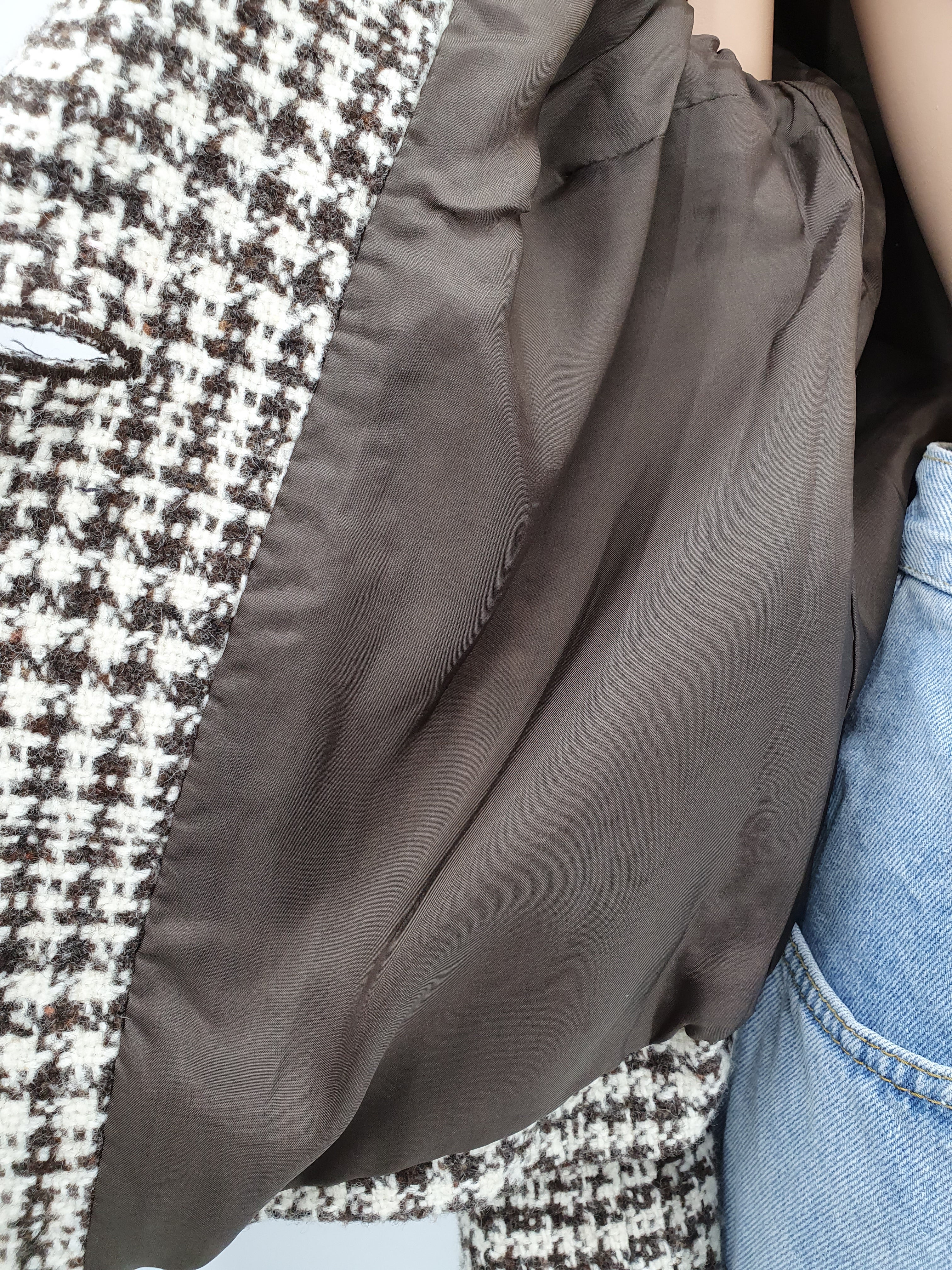 Ruskea-valkoinen villasekoitejakku 1950-60-luvulta, ruutukuviointi, kuva vuorikankaasta