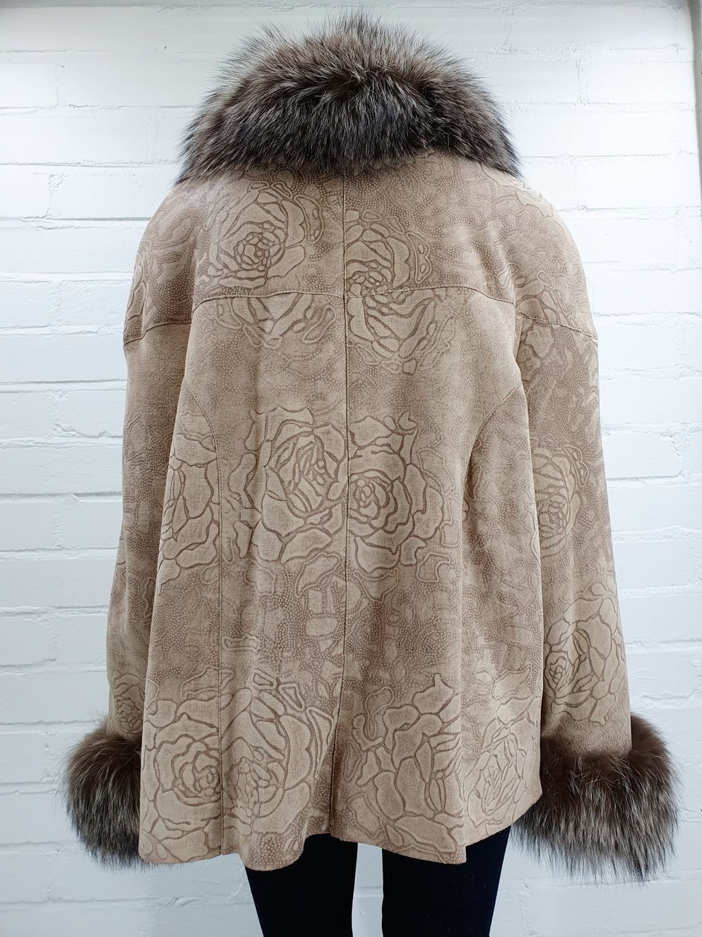 Bilgin´s lampaannahkatakki turkis somisteilla, väri beige, kuva selkäpuolelta