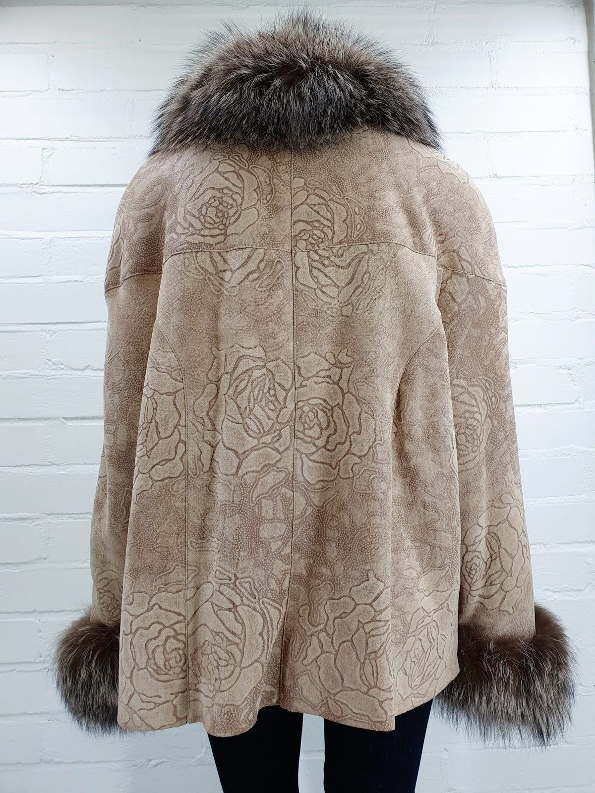 Bilgin´s lampaannahkatakki turkis somisteilla, väri beige, kuva selkäpuolelta