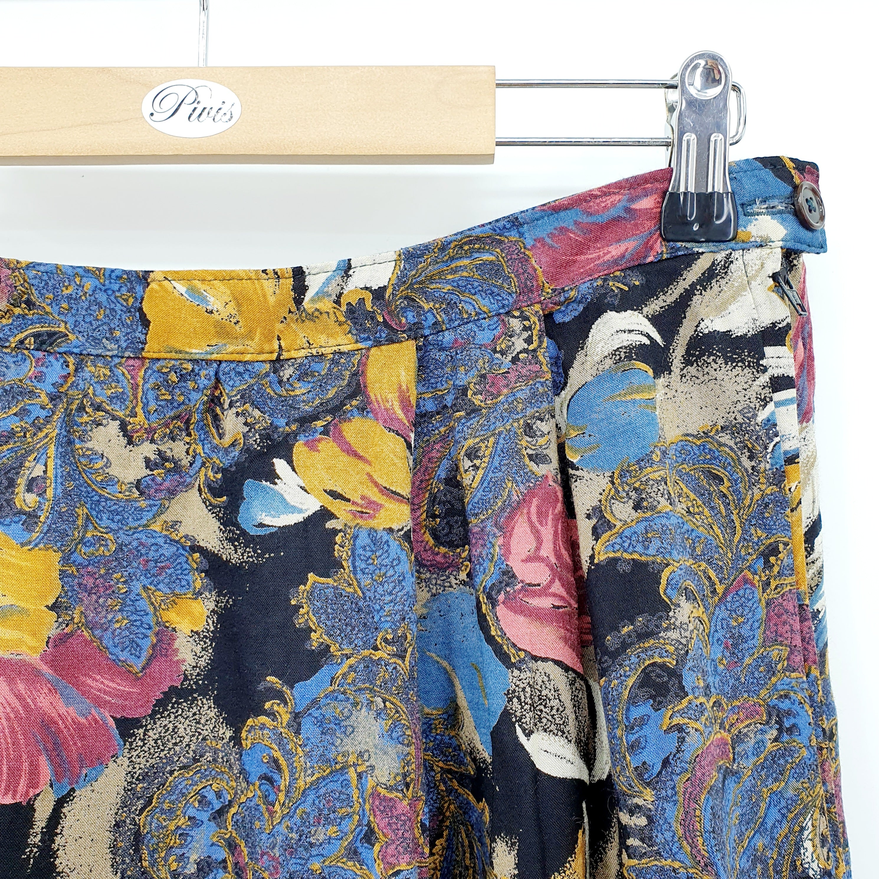 Floral patterned viscose skirt from the 80s-90s, waist 74cm, size 36(38)