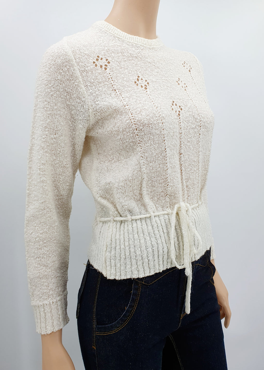 Luonnonvalkoinen lyhyt neulepusero 80-luvulta koko 36 sivusta kuvattuna