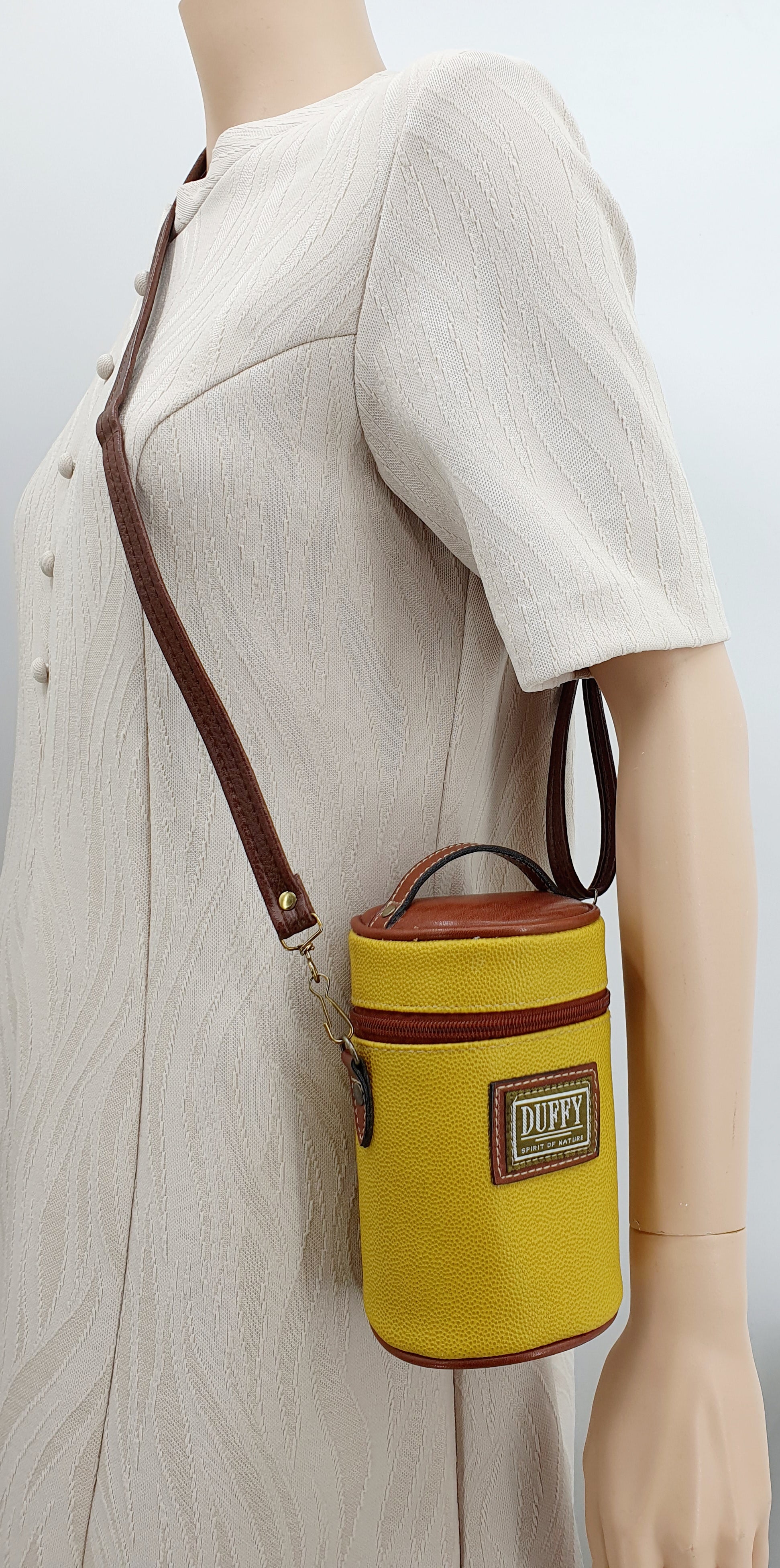 Matelijakuvioinen shopper bag 90-luvulta, väri oranssinruskea, kuva laukusta olalla