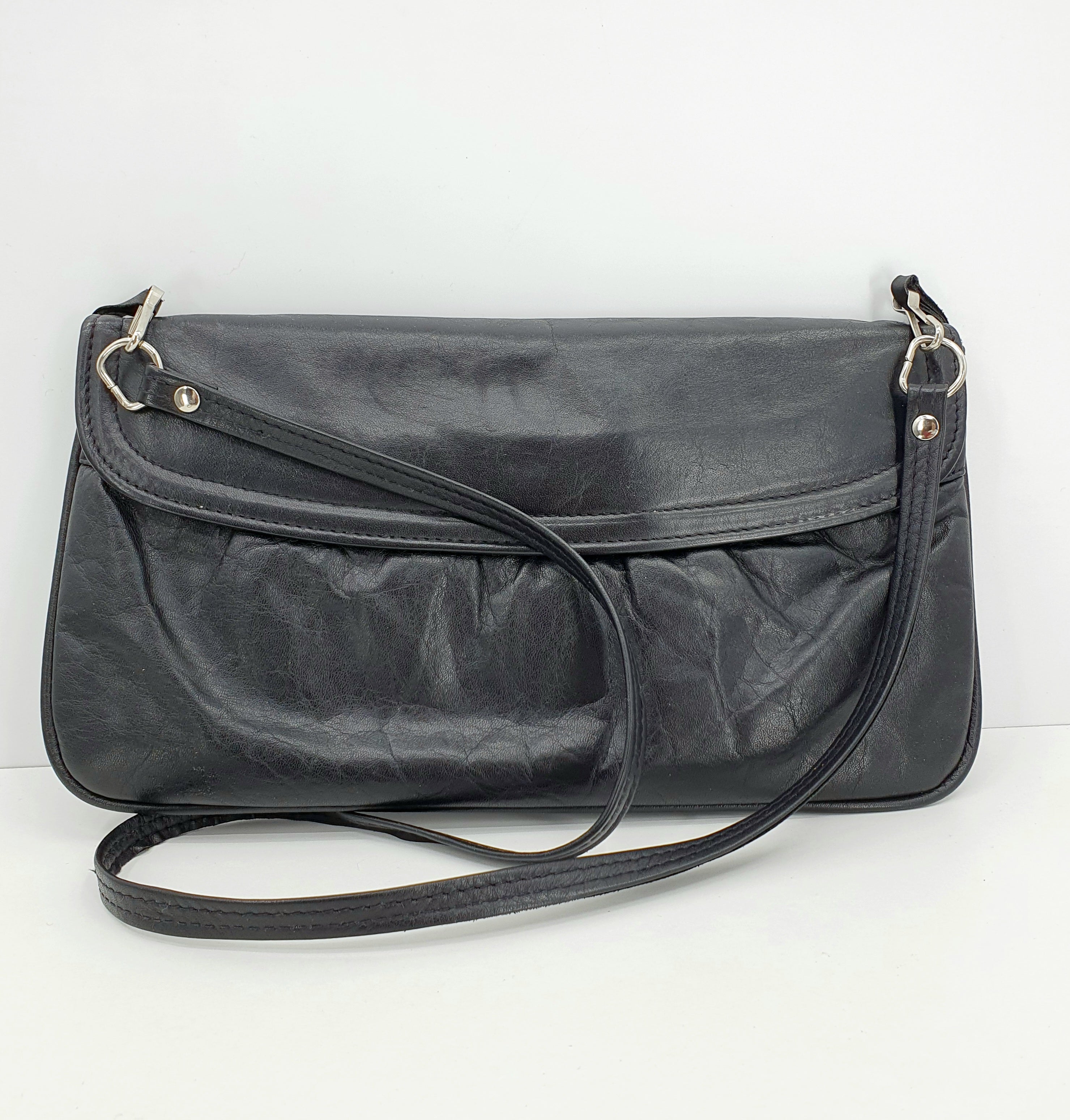 Musta olkalaukku 70-80-luvulta, aitoa nahkaa