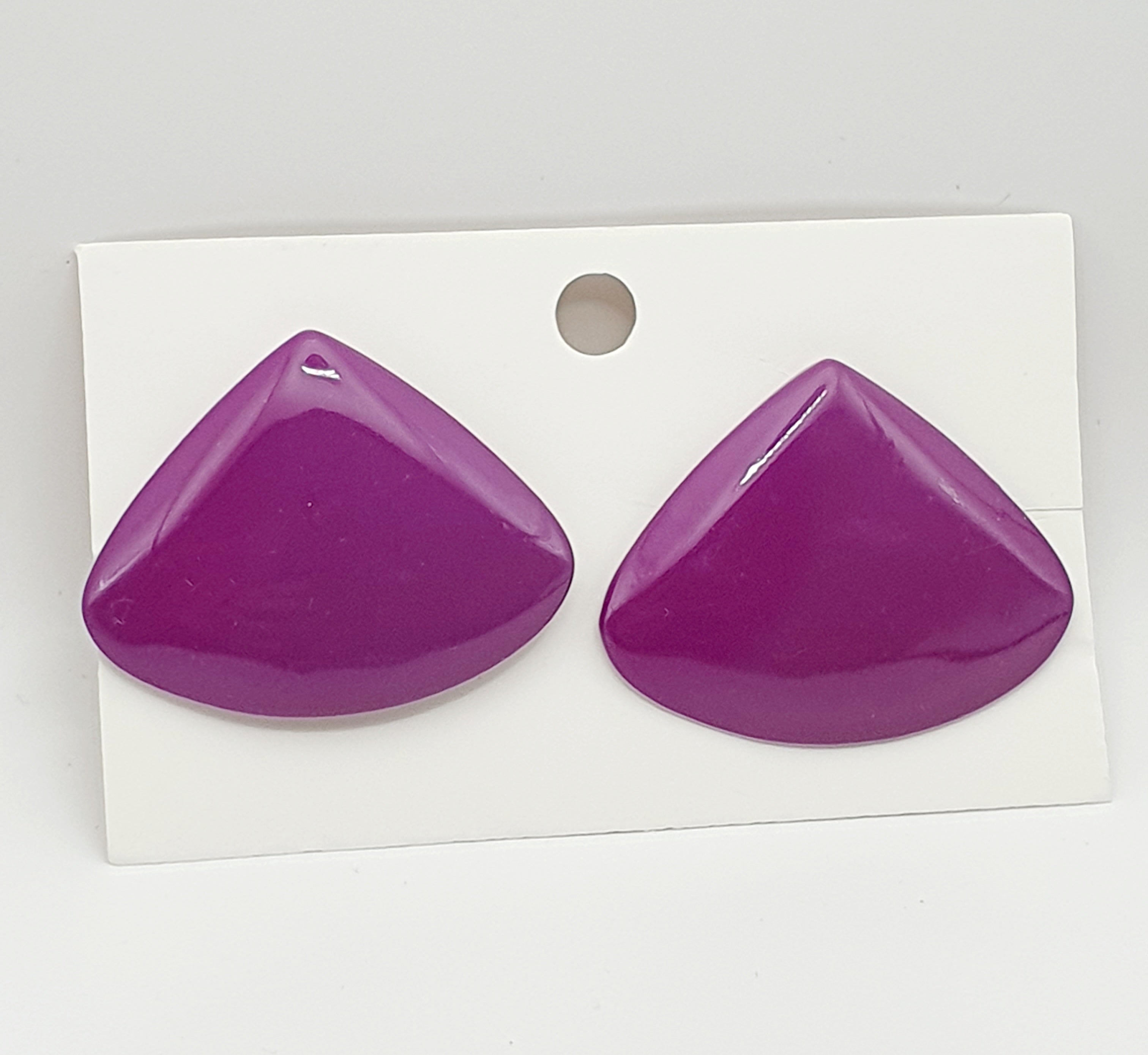Large triangle-shaped earrings from the 80s, color purple