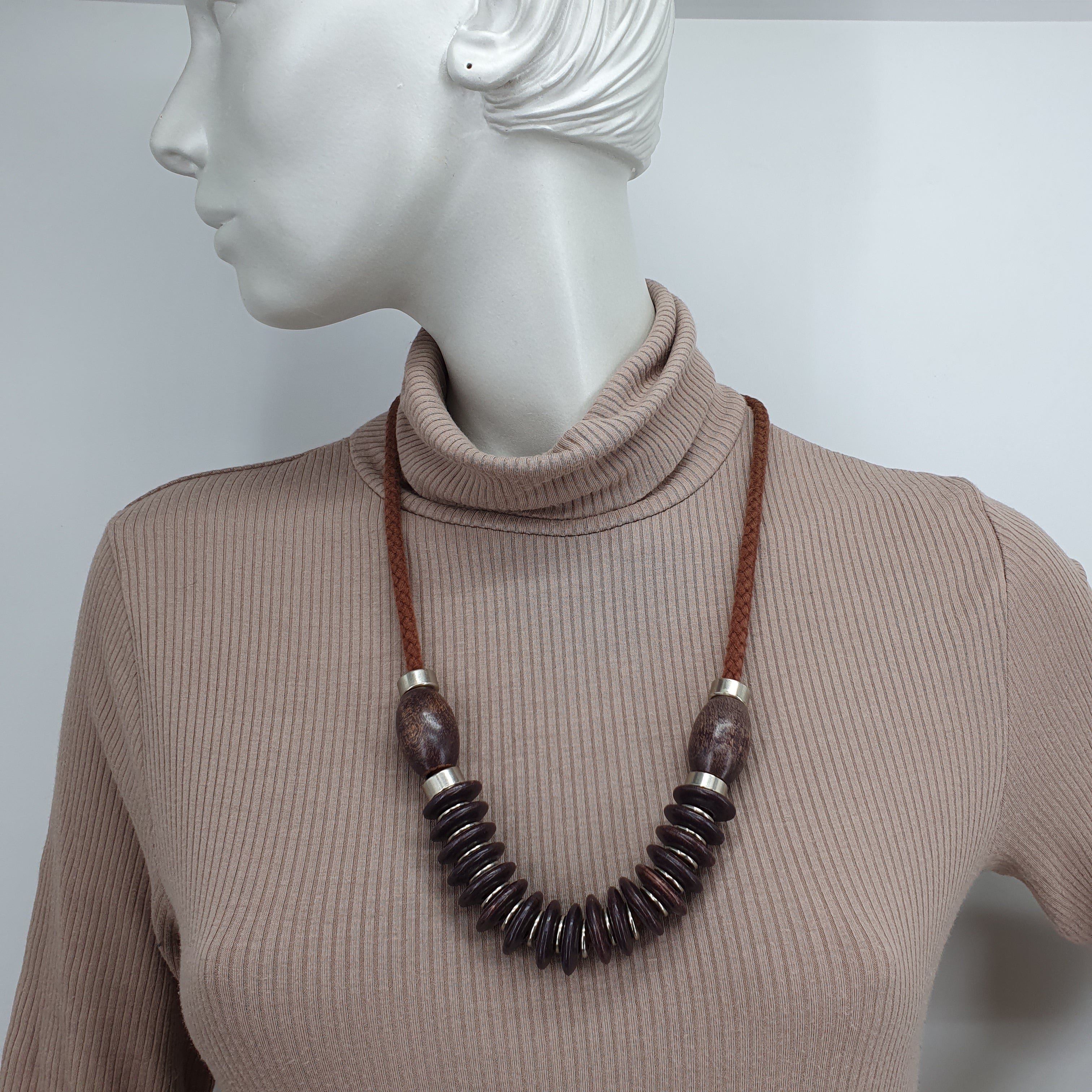 Aarikka, Kehäkukka-necklace from the 80s, color plum/brown, length 65cm