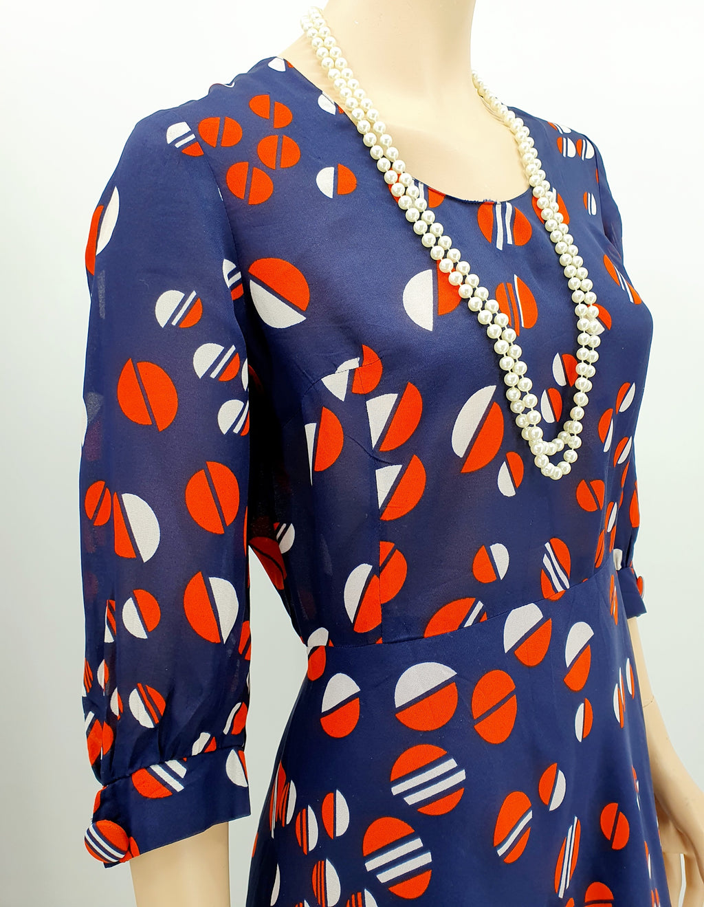 Kati-Myynti, pallokuvioinen mekko 70-luvulta, väritys tummansininen/punainen/valkoinen  Kuva yläosasta