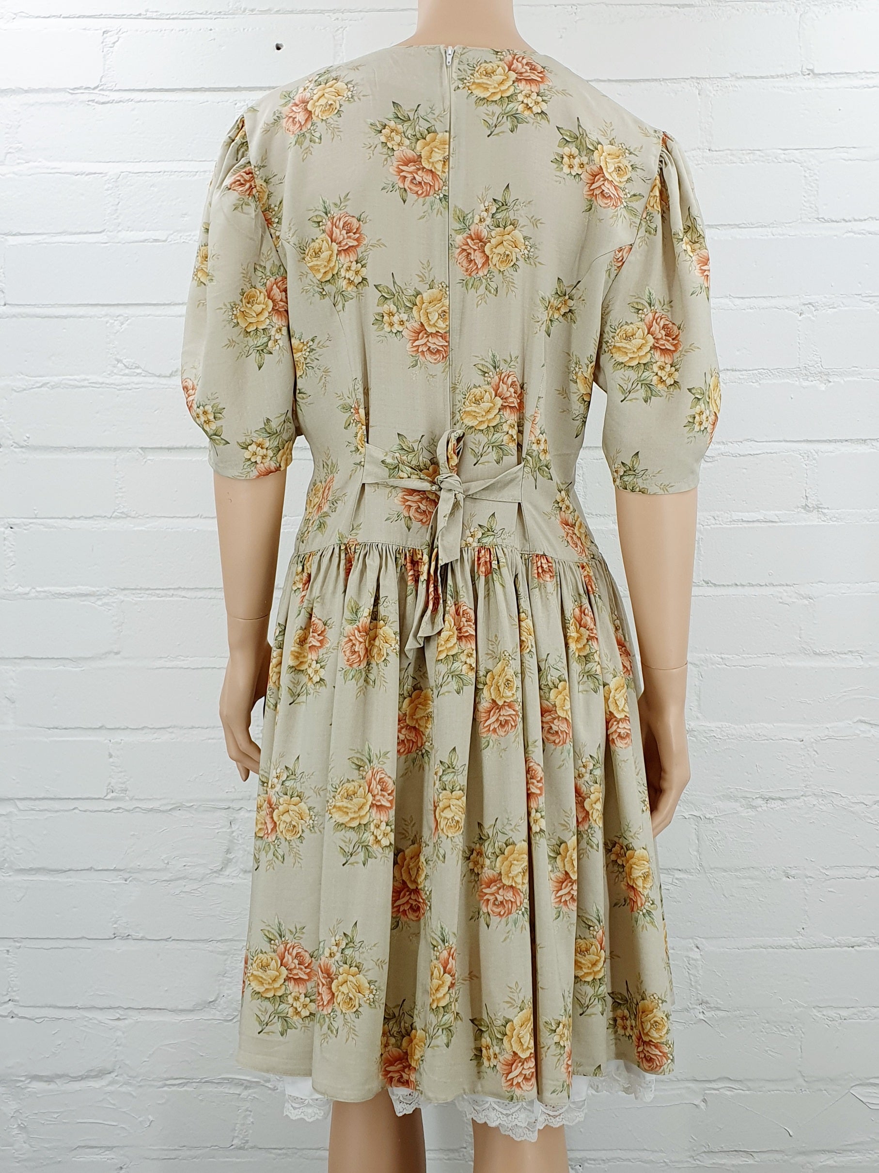 Pellavanvärinen kukkamekko 90-luvulta, vintagemekko alushameella, kuva selkäpuolelta