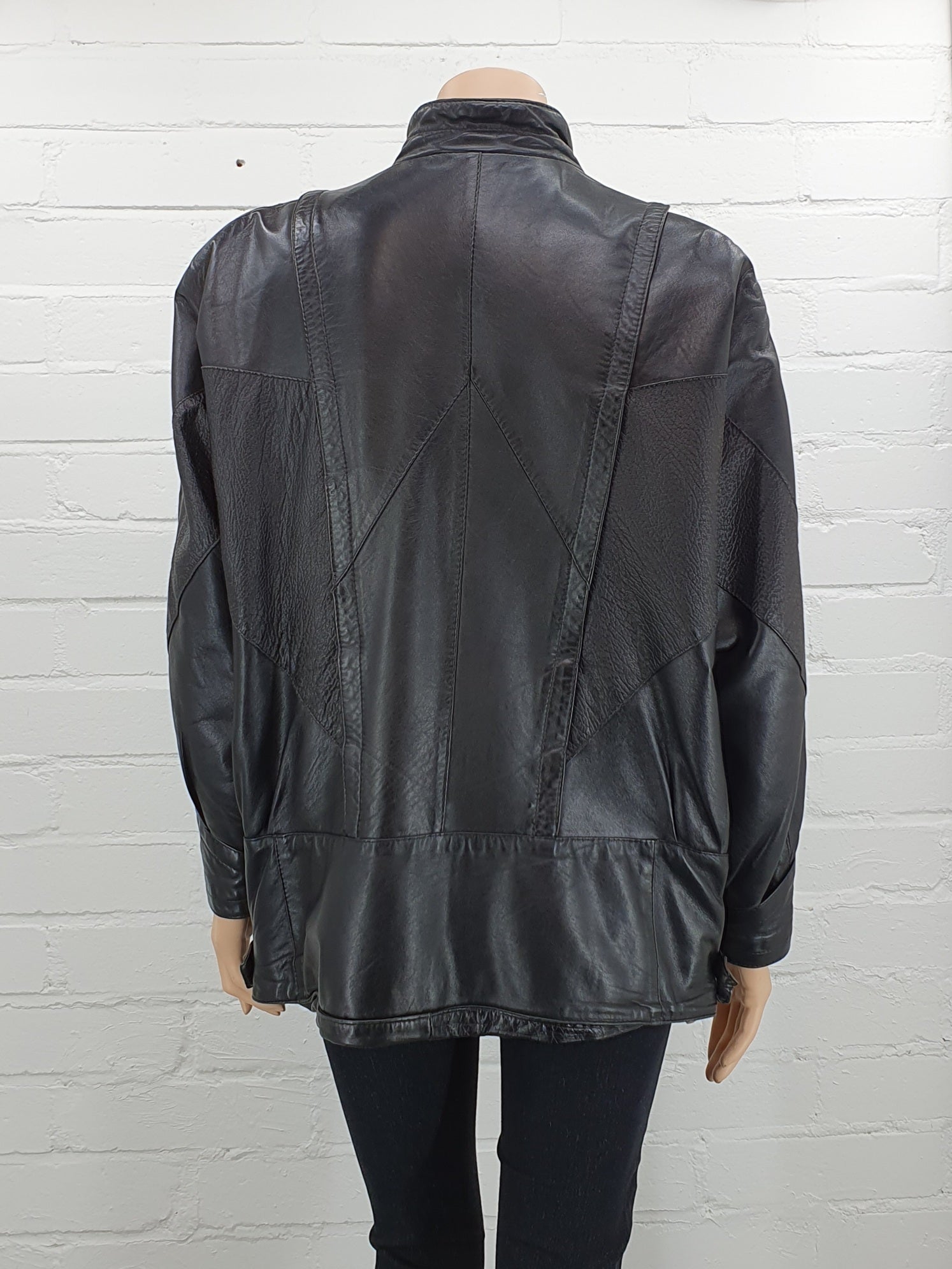 Musta vintage nahkatakki 80-luvulta, valmistettu Suomessa, kuva selkäpuolelta