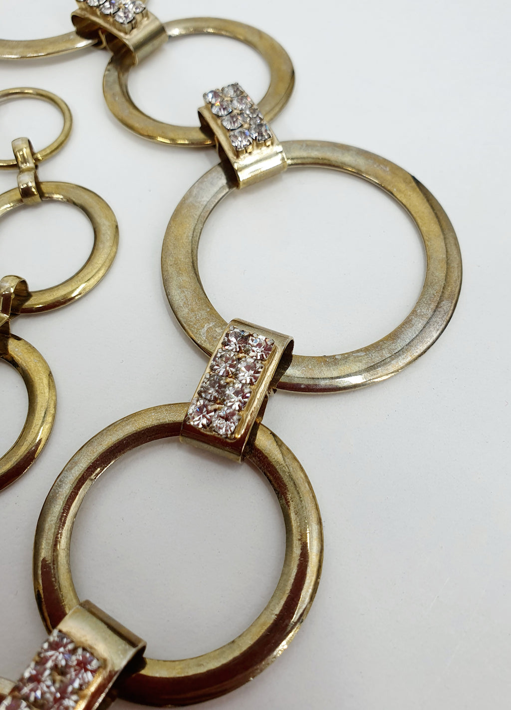 Kullanvärinen lannevyö metallia, strassikivikoristeet, 90-luvulta, lähikuva