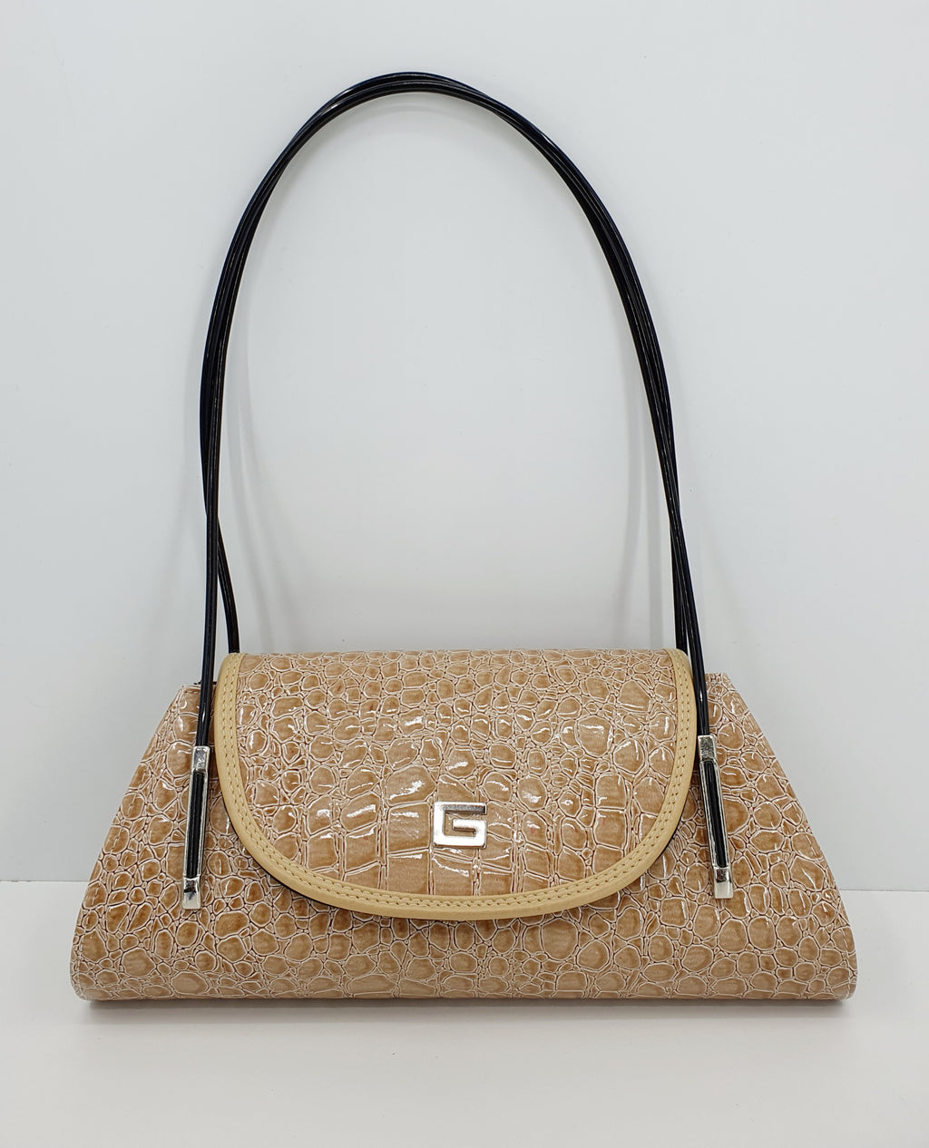 Kiiltonahkainen olkalaukku 2000-luvulta, väri beige