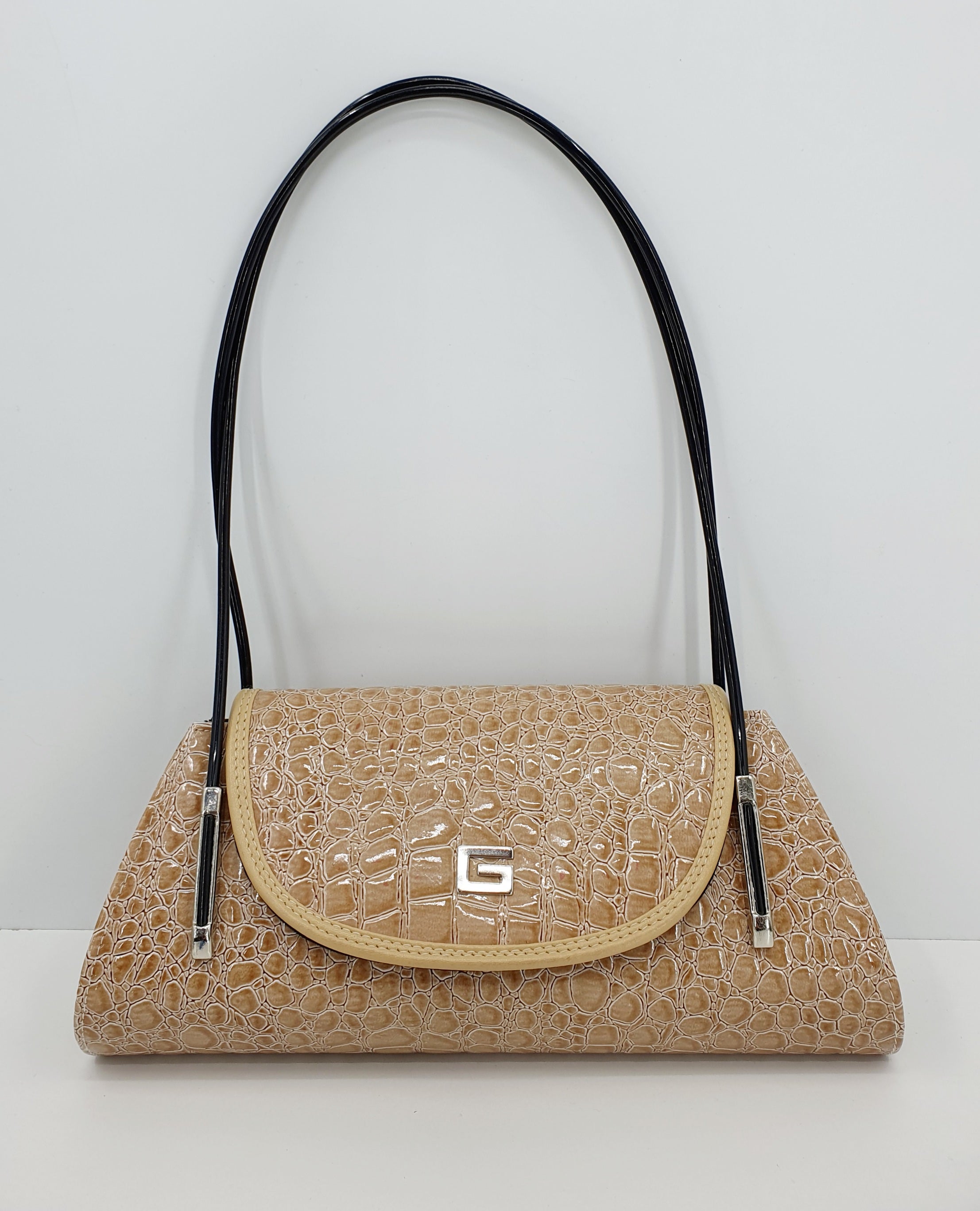 Kiiltonahkainen olkalaukku 2000-luvulta, väri beige