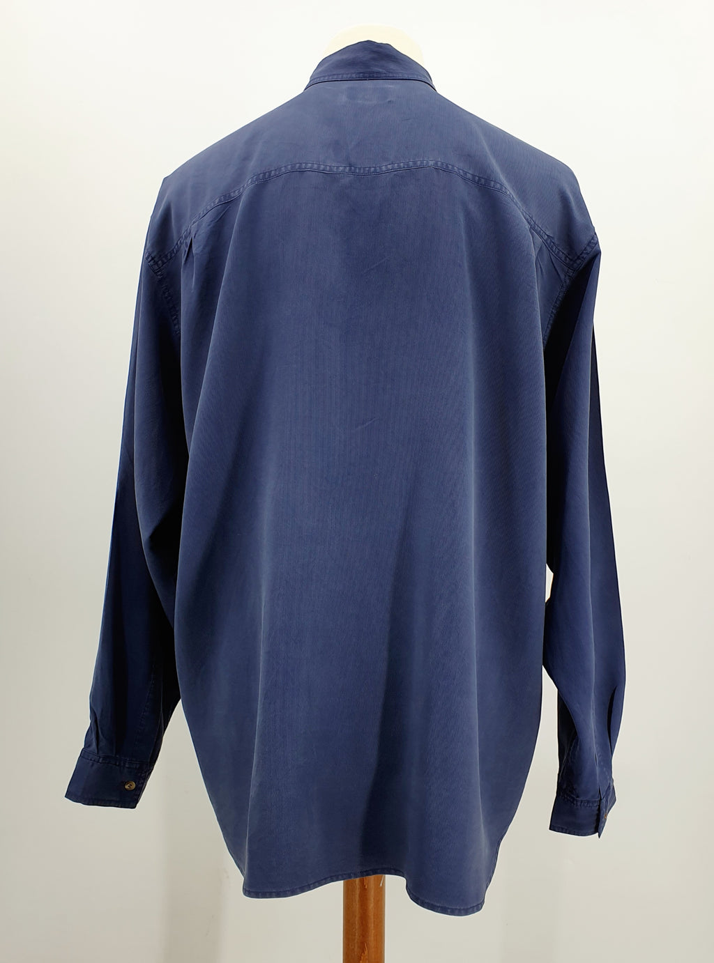 Farkunsininen miesten vintage silkkipaita, 90-luku, kuva selkäpuolelta