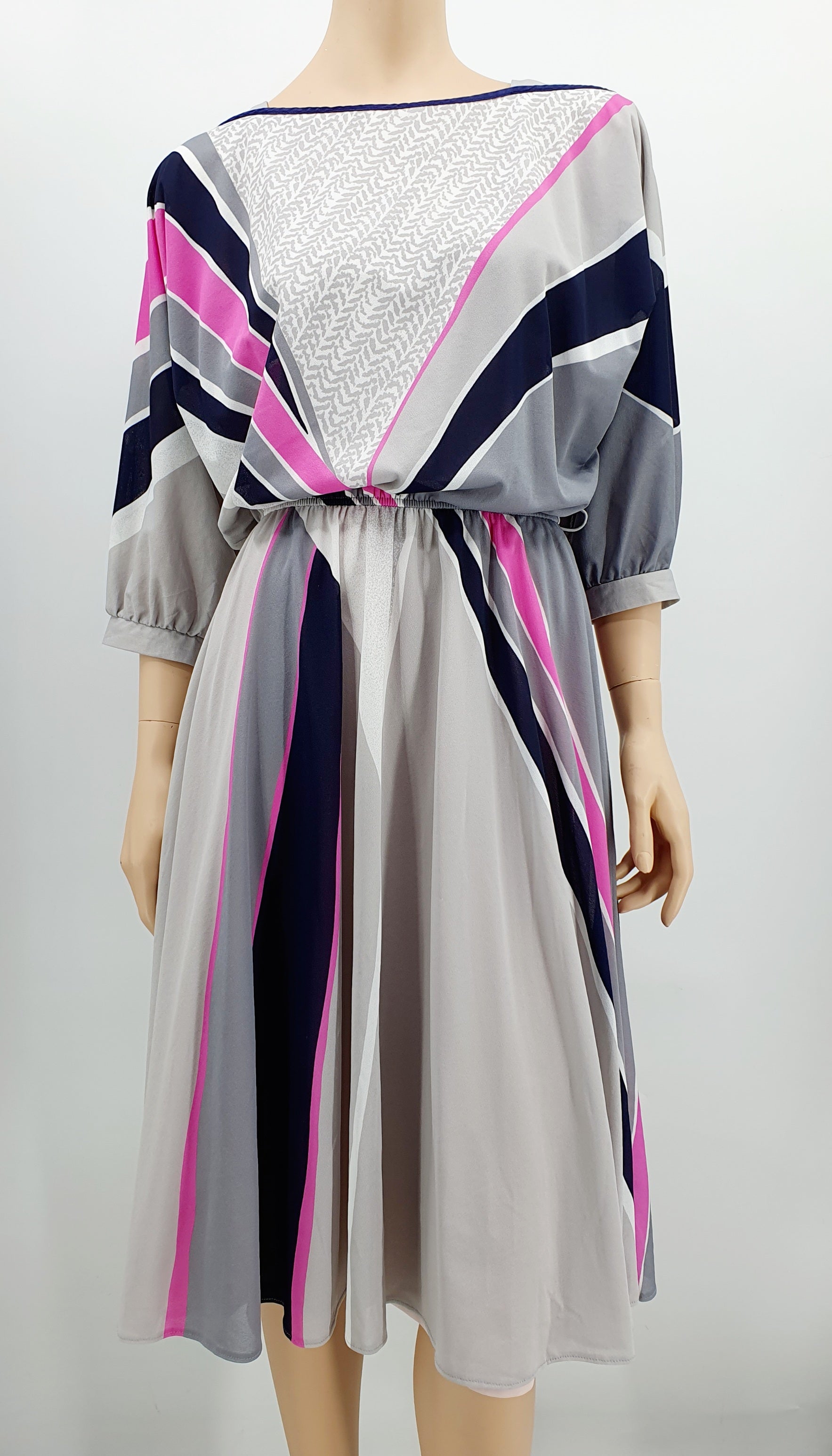 Vaaleansävyinen retromekko 80-luvulta Lepakkohihat Kuminauhavyötärö