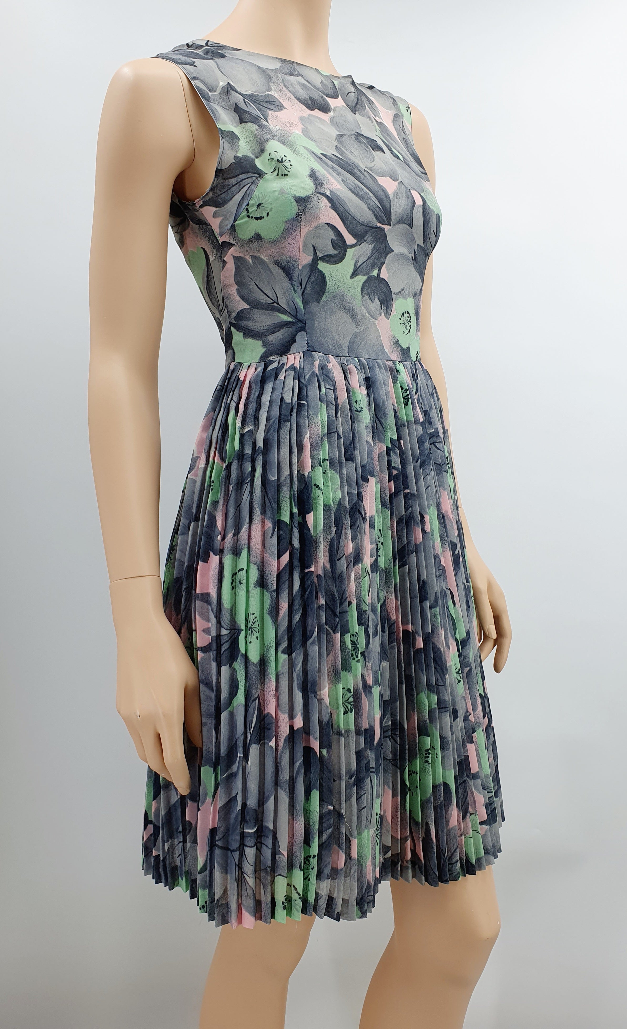 Sleeveless dress with pleated hem from the 50s-60s, size 32-34