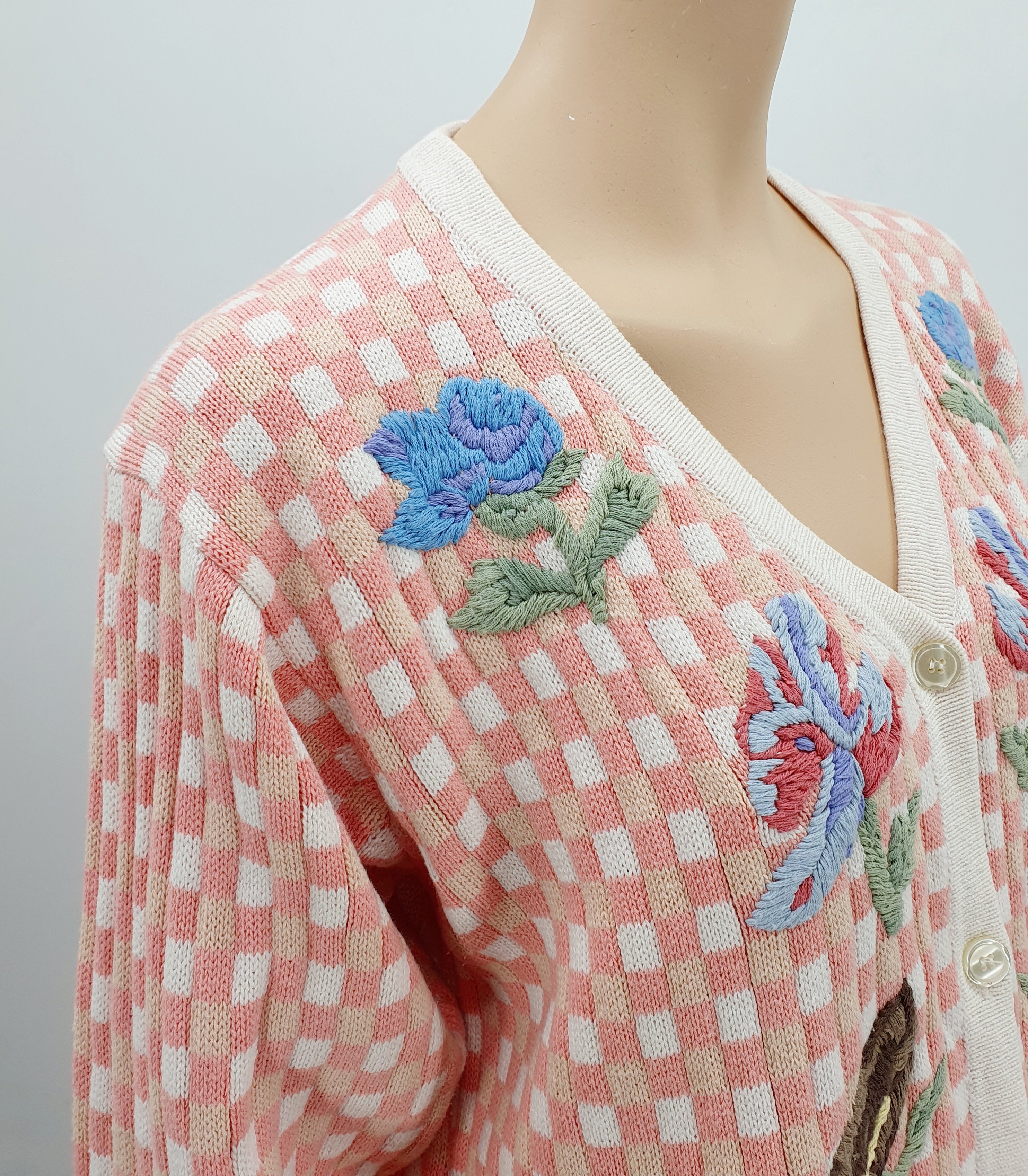 Pierre Cavallo pastellinvärinen neuletakki 90-luvulta koko 40-42 lähikuva neuleesta