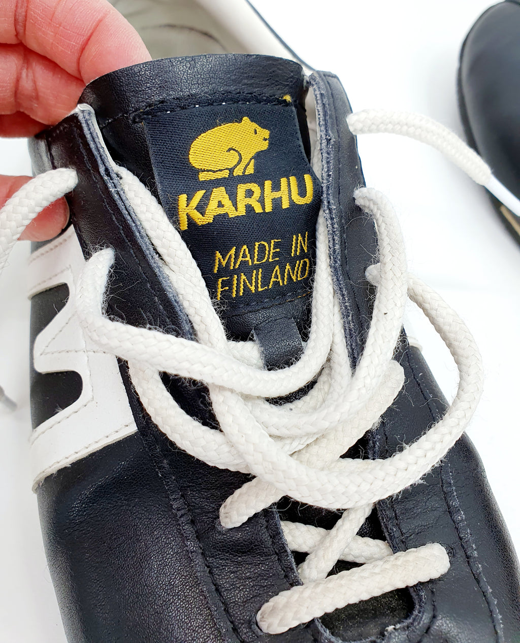 Karhu, mustavalkoiset secondhand tennarit 2000-luku, kuva logosta